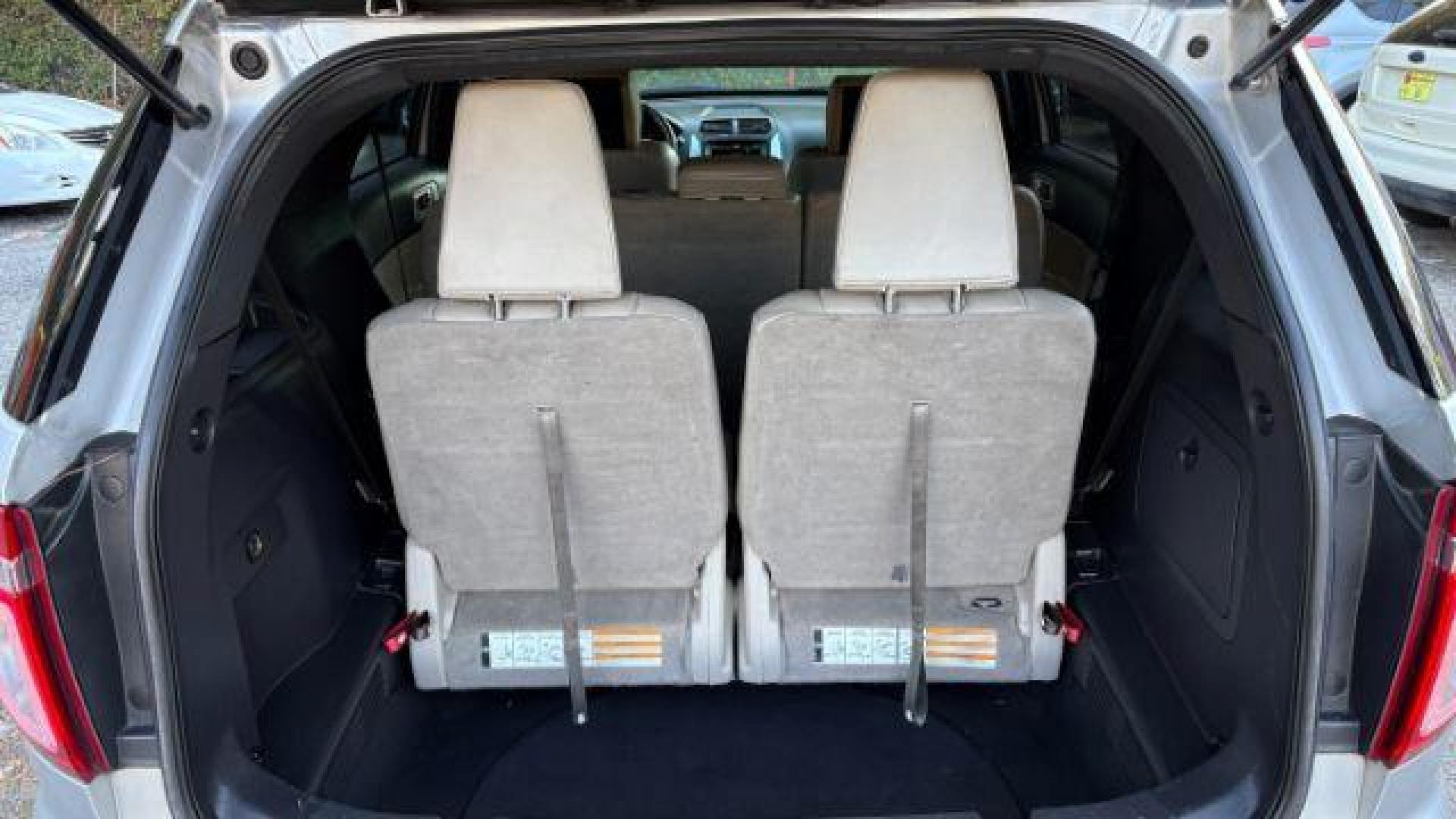 2011 Silver Ford Explorer XLT 4WD (1FMHK8D83BG) with an 3.5L V6 DOHC 24V engine, 6-Speed Automatic transmission, located at 1806 Veterans Memorial Hwy SW, Austell, GA, 30168, (770) 944-9558, 33.817959, -84.606987 - Photo#6