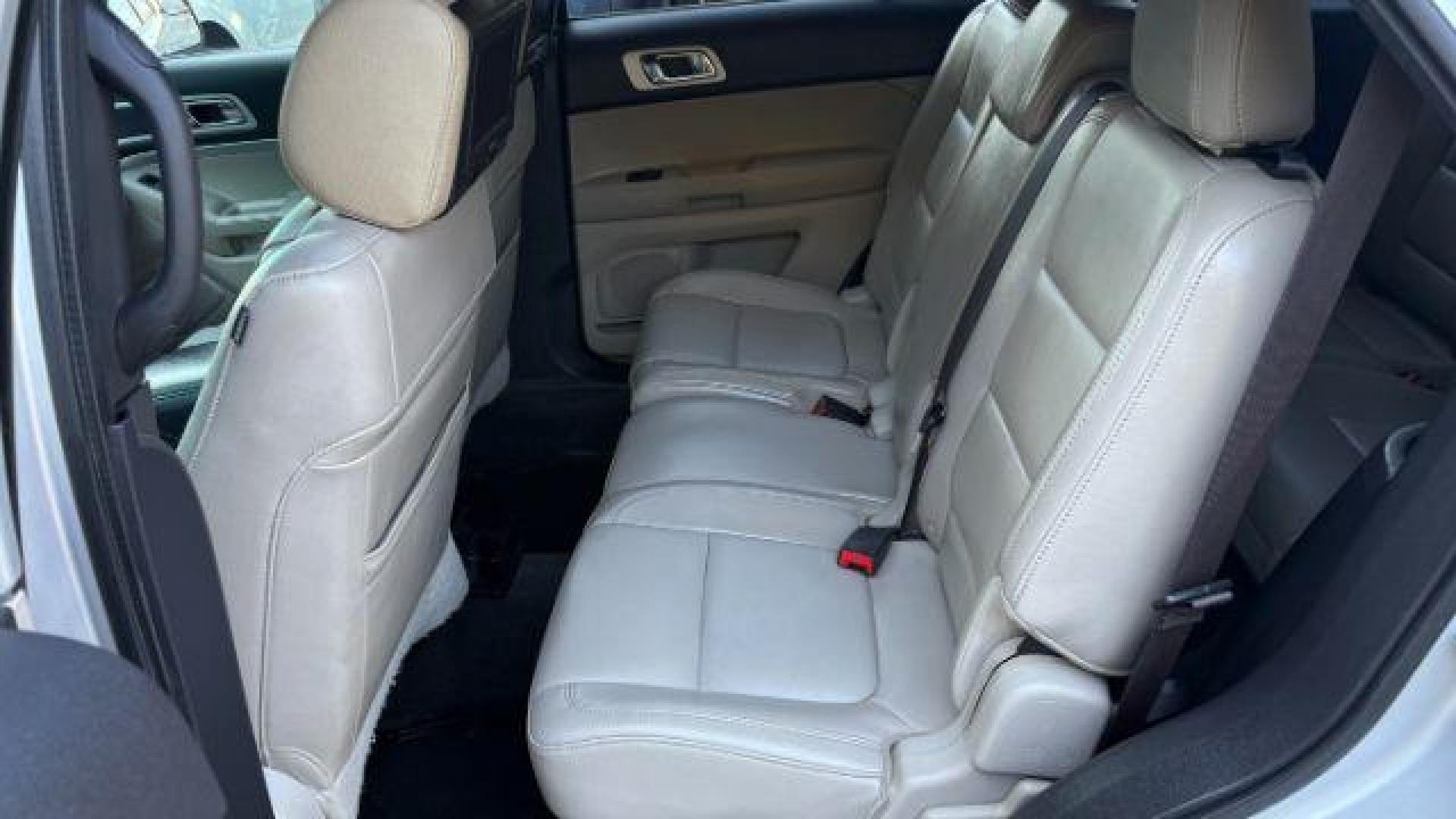 2011 Silver Ford Explorer XLT 4WD (1FMHK8D83BG) with an 3.5L V6 DOHC 24V engine, 6-Speed Automatic transmission, located at 1806 Veterans Memorial Hwy SW, Austell, GA, 30168, (770) 944-9558, 33.817959, -84.606987 - Photo#7