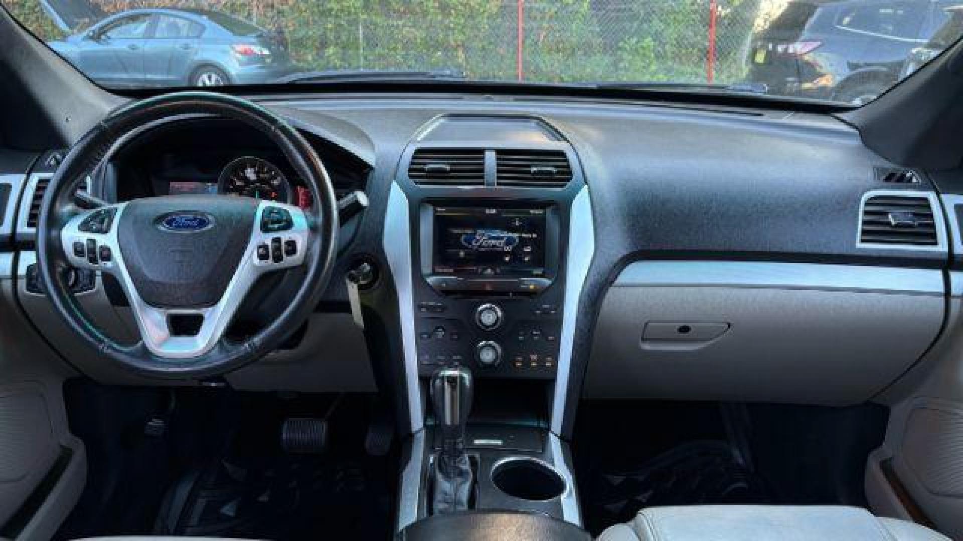 2011 Silver Ford Explorer XLT 4WD (1FMHK8D83BG) with an 3.5L V6 DOHC 24V engine, 6-Speed Automatic transmission, located at 1806 Veterans Memorial Hwy SW, Austell, GA, 30168, (770) 944-9558, 33.817959, -84.606987 - Photo#8