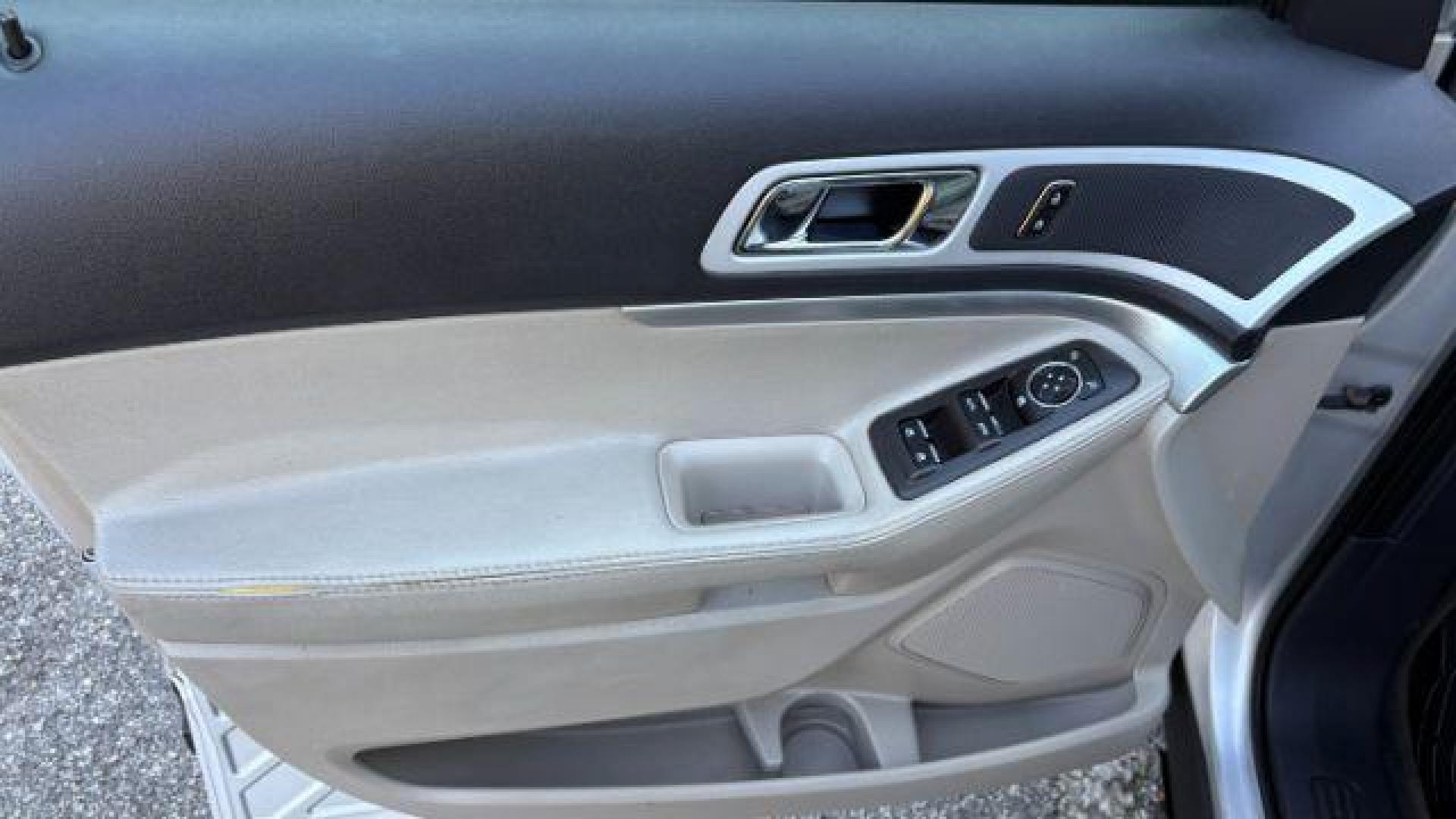 2011 Silver Ford Explorer XLT 4WD (1FMHK8D83BG) with an 3.5L V6 DOHC 24V engine, 6-Speed Automatic transmission, located at 1806 Veterans Memorial Hwy SW, Austell, GA, 30168, (770) 944-9558, 33.817959, -84.606987 - Photo#9