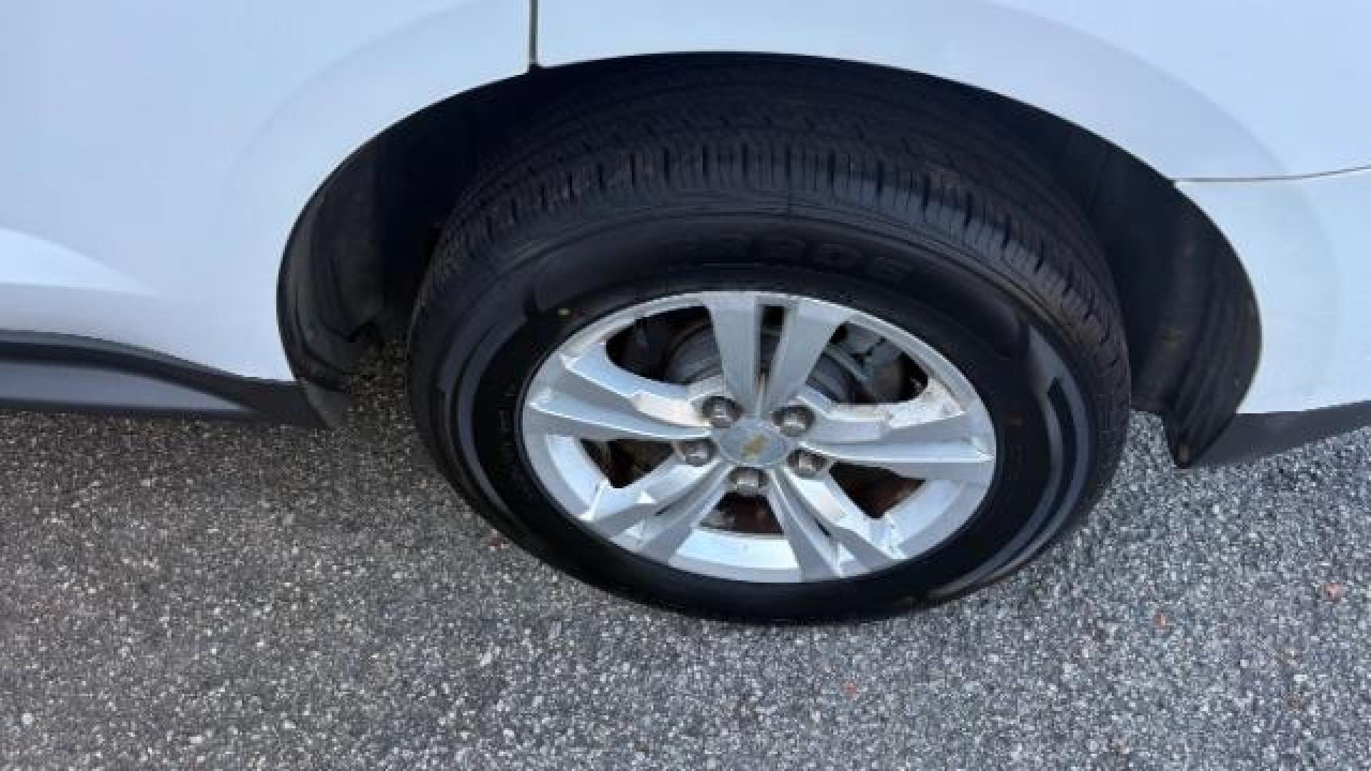 2011 White Chevrolet Equinox 1LT 2WD (2GNALDEC6B1) with an 2.4L L4 DOHC 16V engine, 6-Speed Automatic transmission, located at 1806 Veterans Memorial Hwy SW, Austell, GA, 30168, (770) 944-9558, 33.817959, -84.606987 - Photo#17