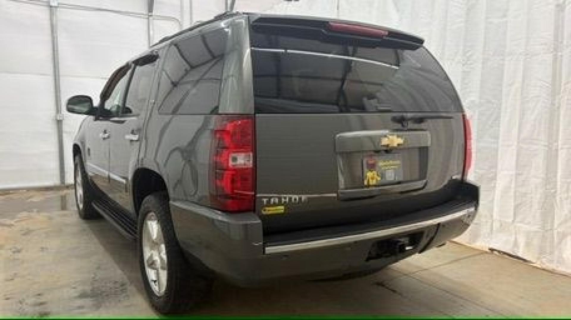 2011 Green Chevrolet Tahoe LTZ 2WD (1GNSCCE05BR) with an 5.3L V8 OHV 16V FFV engine, 6-Speed Automatic transmission, located at 1806 Veterans Memorial Hwy SW, Austell, GA, 30168, (770) 944-9558, 33.817959, -84.606987 - Photo#5