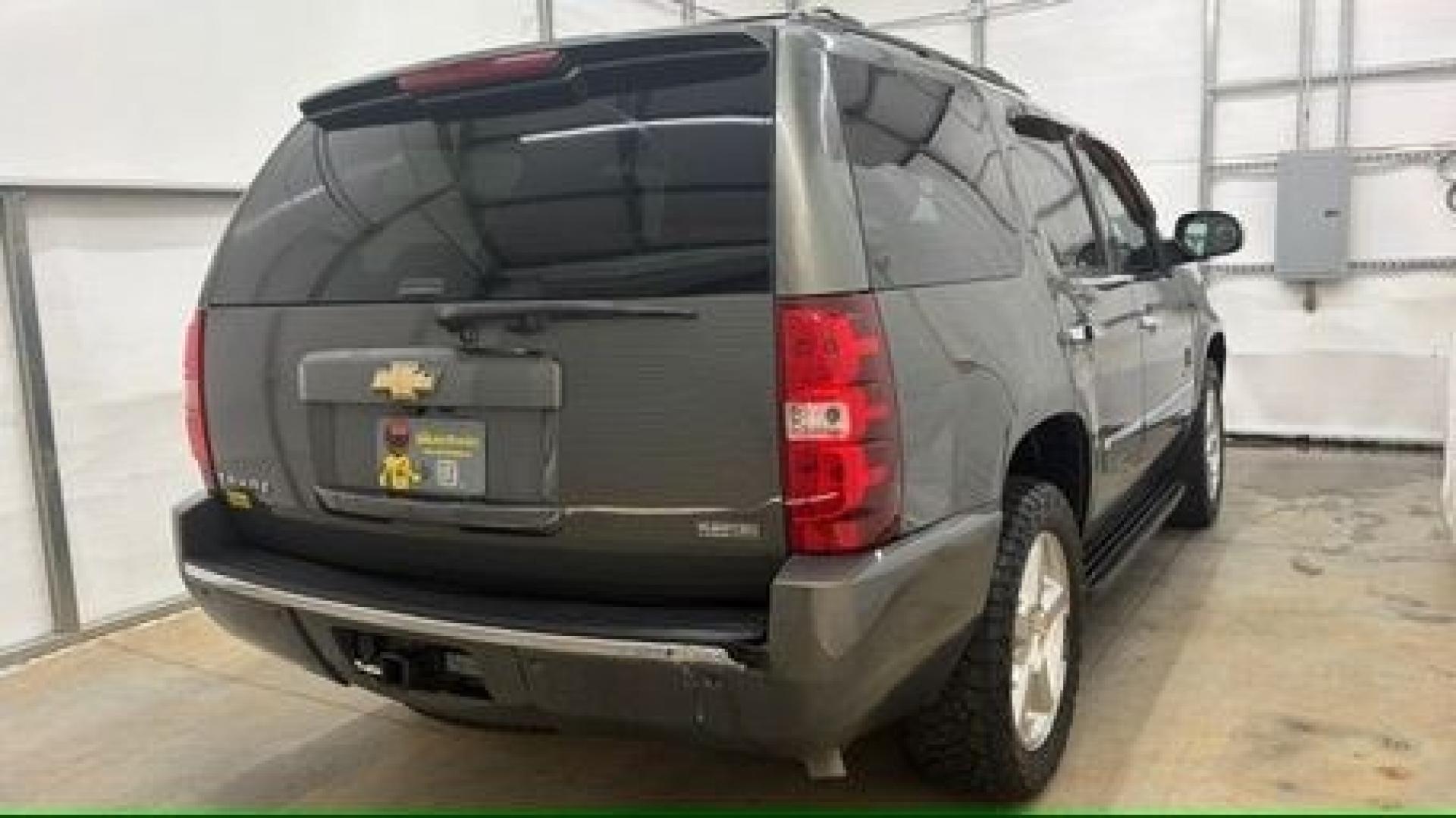2011 Green Chevrolet Tahoe LTZ 2WD (1GNSCCE05BR) with an 5.3L V8 OHV 16V FFV engine, 6-Speed Automatic transmission, located at 1806 Veterans Memorial Hwy SW, Austell, GA, 30168, (770) 944-9558, 33.817959, -84.606987 - Photo#7