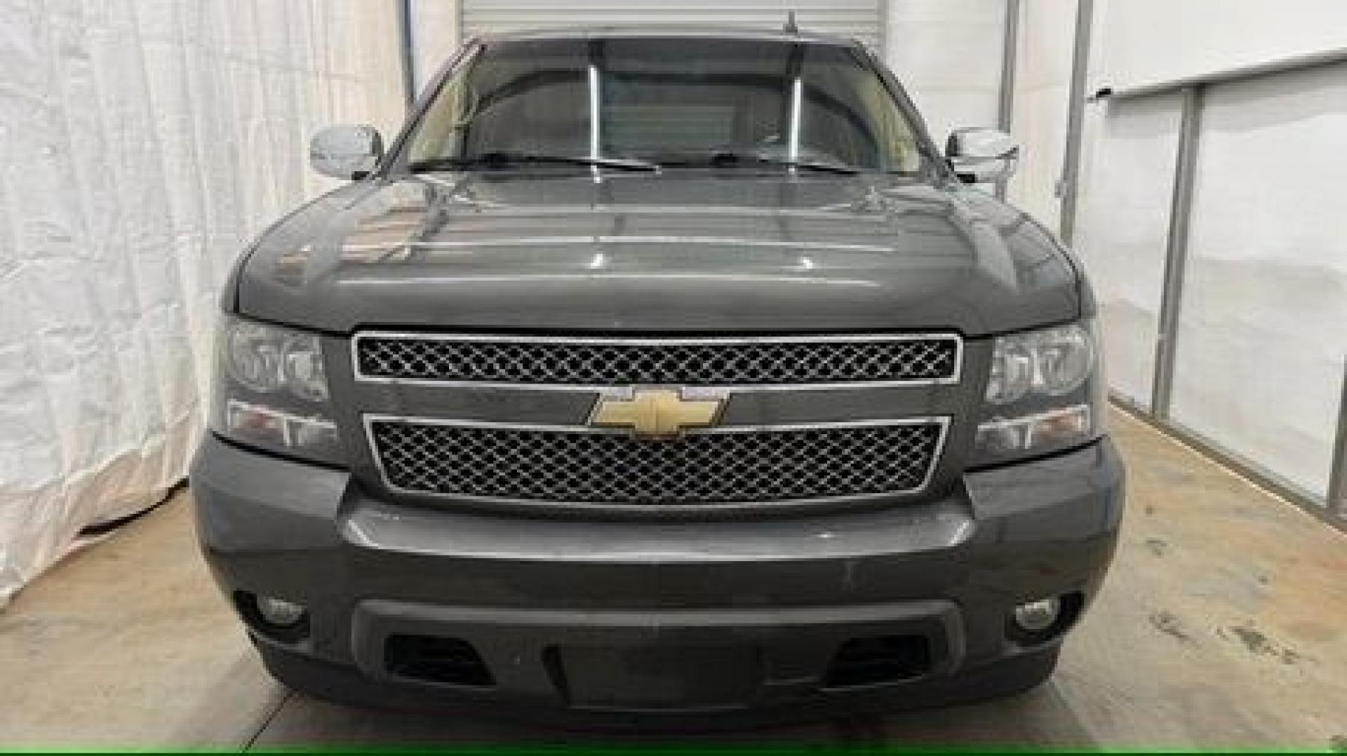 2011 Green Chevrolet Tahoe LTZ 2WD (1GNSCCE05BR) with an 5.3L V8 OHV 16V FFV engine, 6-Speed Automatic transmission, located at 1806 Veterans Memorial Hwy SW, Austell, GA, 30168, (770) 944-9558, 33.817959, -84.606987 - Photo#9