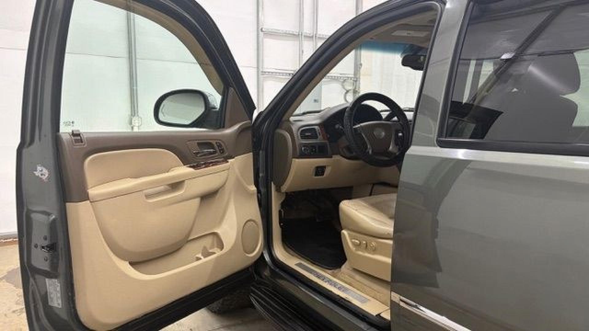 2011 Green Chevrolet Tahoe LTZ 2WD (1GNSCCE05BR) with an 5.3L V8 OHV 16V FFV engine, 6-Speed Automatic transmission, located at 1806 Veterans Memorial Hwy SW, Austell, GA, 30168, (770) 944-9558, 33.817959, -84.606987 - Photo#10