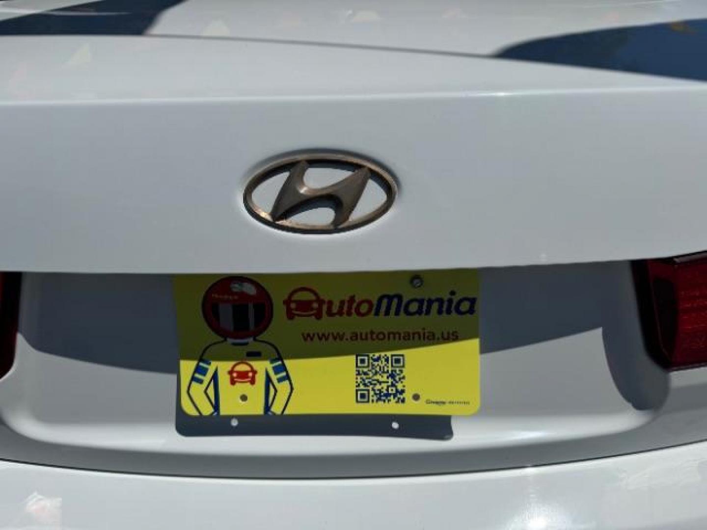 2009 White Hyundai Sonata GLS V6 (5NPET46F69H) with an 3.3L V6 DOHC 24V engine, 5-Speed Automatic transmission, located at 1806 Veterans Memorial Hwy SW, Austell, GA, 30168, (770) 944-9558, 33.817959, -84.606987 - Photo#13