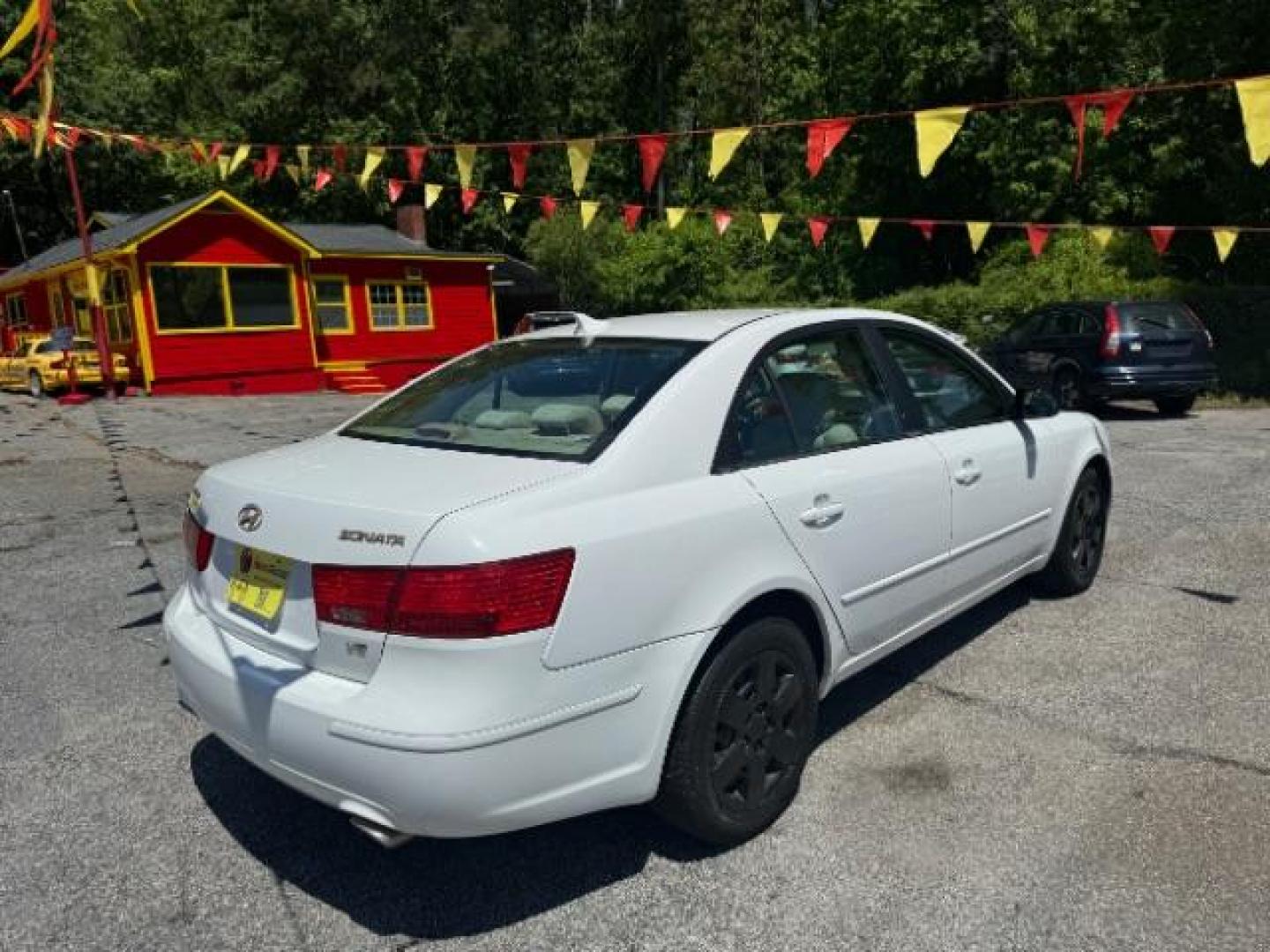 2009 White Hyundai Sonata GLS V6 (5NPET46F69H) with an 3.3L V6 DOHC 24V engine, 5-Speed Automatic transmission, located at 1806 Veterans Memorial Hwy SW, Austell, GA, 30168, (770) 944-9558, 33.817959, -84.606987 - Photo#3