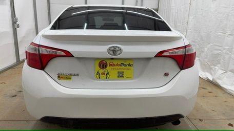 2015 White Toyota Corolla S Plus CVT (2T1BURHE5FC) with an 1.8L L4 DOHC 16V engine, Continuously Variabl transmission, located at 1806 Veterans Memorial Hwy SW, Austell, GA, 30168, (770) 944-9558, 33.817959, -84.606987 - Photo#4