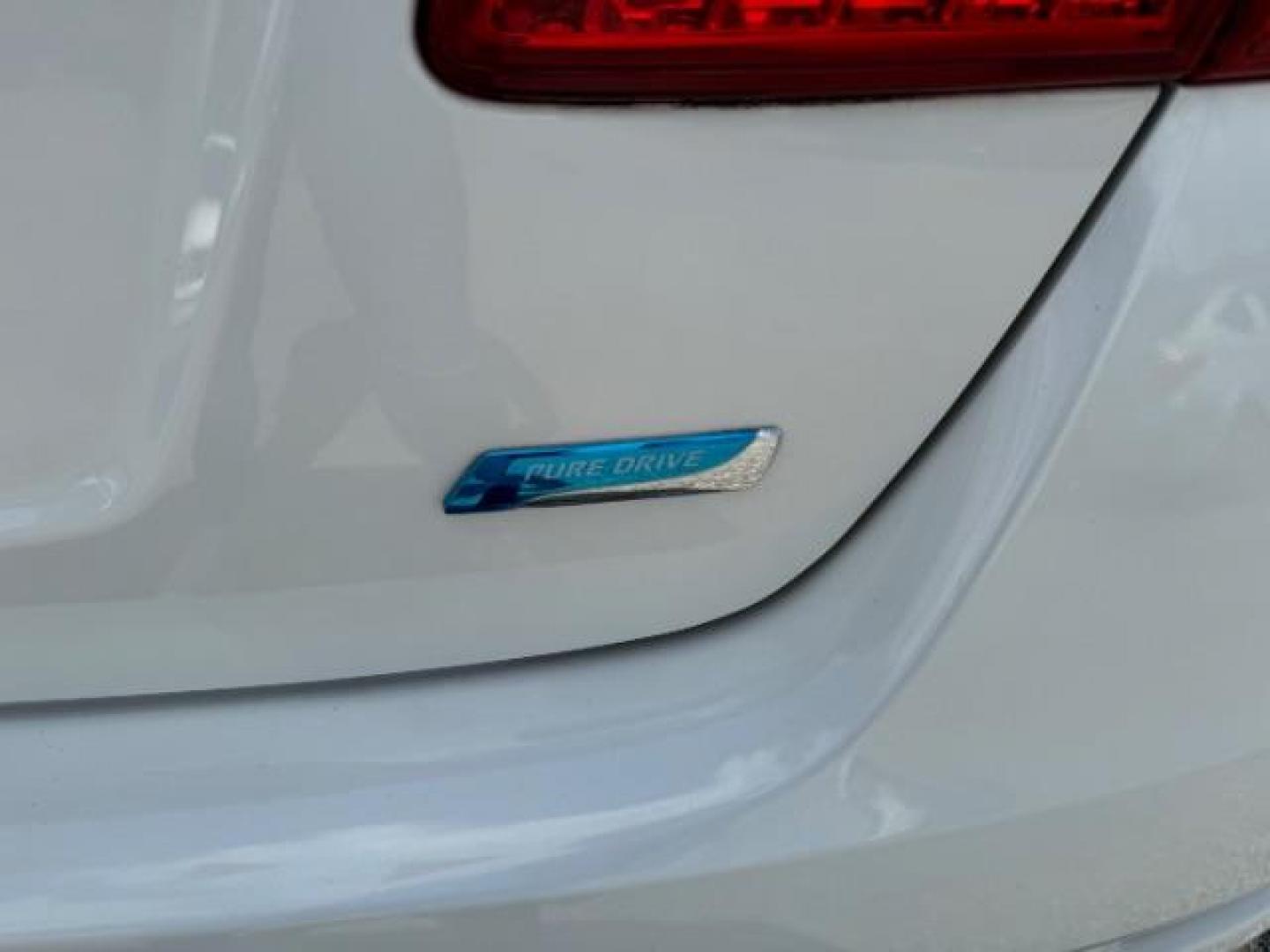 2013 White Nissan Sentra SV (3N1AB7AP5DL) with an 1.8L L4 SFI DOHC 16V engine, Continuously Variable Transmission transmission, located at 1806 Veterans Memorial Hwy SW, Austell, GA, 30168, (770) 944-9558, 33.817959, -84.606987 - Photo#13