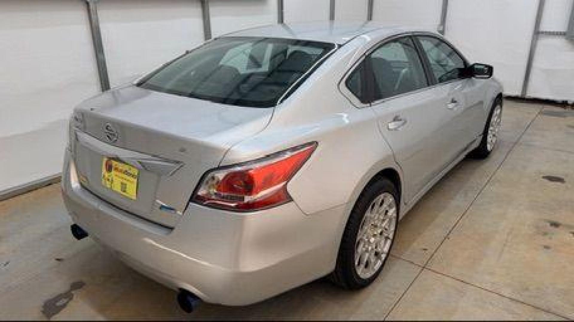 2014 Silver Nissan Altima 2.5 S (1N4AL3AP6EN) with an 2.5L L4 DOHC 16V engine, Continuously Variabl transmission, located at 1806 Veterans Memorial Hwy SW, Austell, GA, 30168, (770) 944-9558, 33.817959, -84.606987 - Photo#5