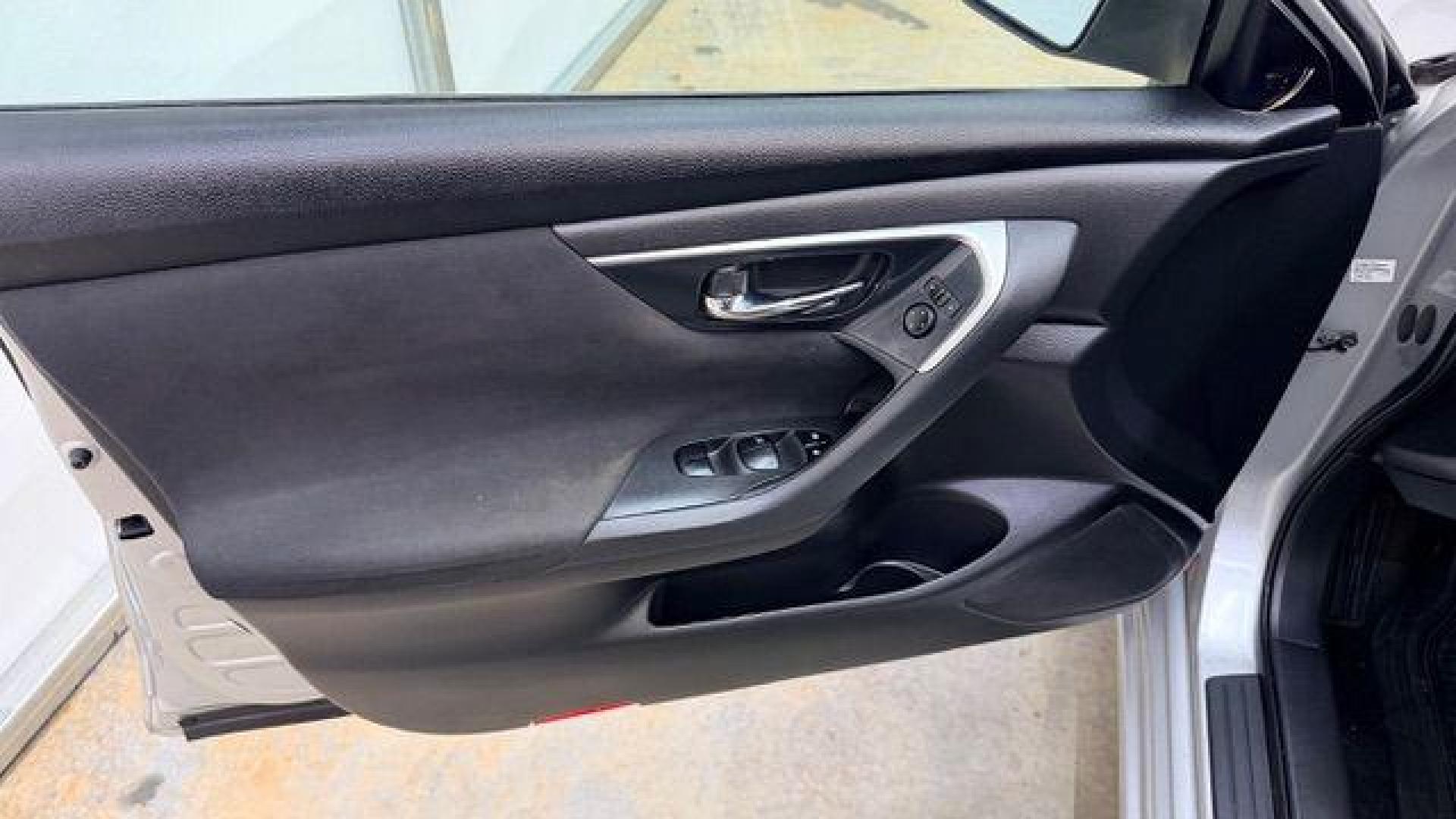 2014 Silver Nissan Altima 2.5 S (1N4AL3AP6EN) with an 2.5L L4 DOHC 16V engine, Continuously Variabl transmission, located at 1806 Veterans Memorial Hwy SW, Austell, GA, 30168, (770) 944-9558, 33.817959, -84.606987 - Photo#10