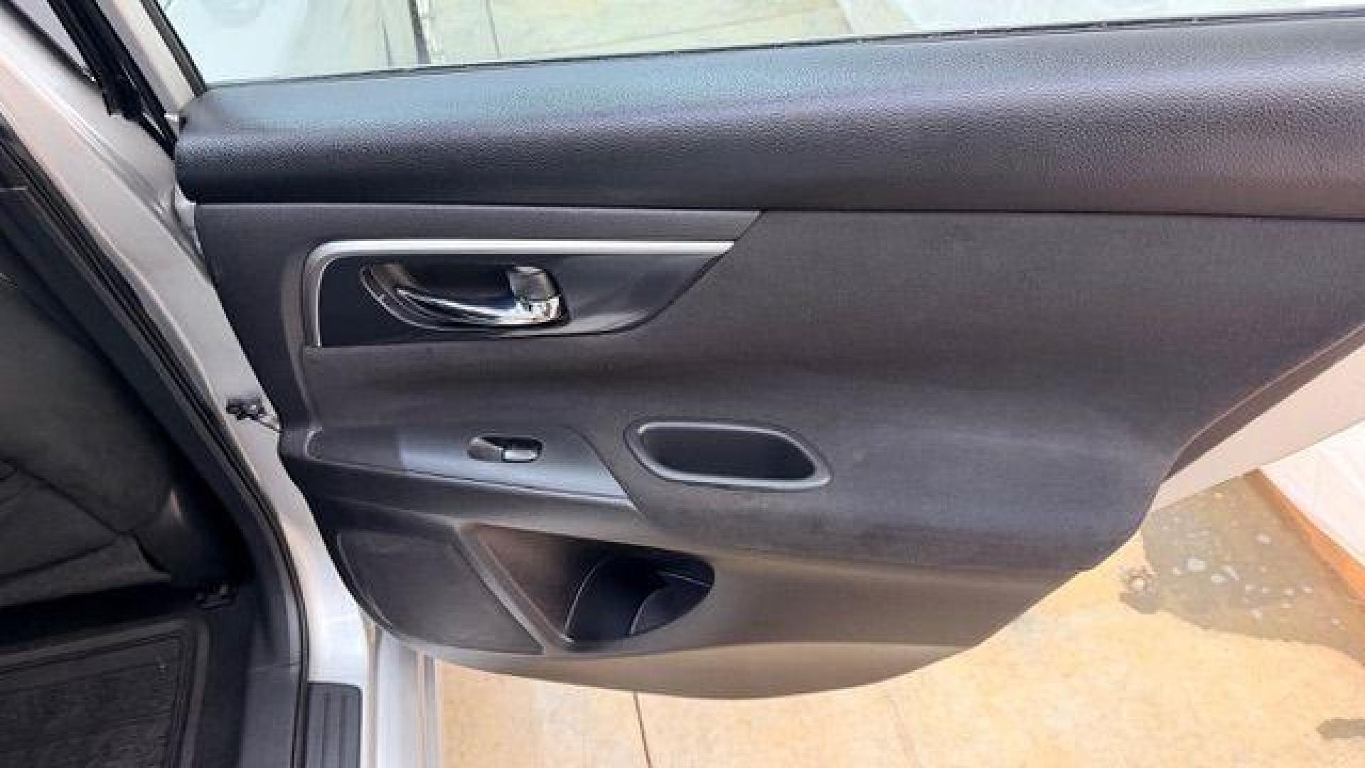 2014 Silver Nissan Altima 2.5 S (1N4AL3AP6EN) with an 2.5L L4 DOHC 16V engine, Continuously Variabl transmission, located at 1806 Veterans Memorial Hwy SW, Austell, GA, 30168, (770) 944-9558, 33.817959, -84.606987 - Photo#16