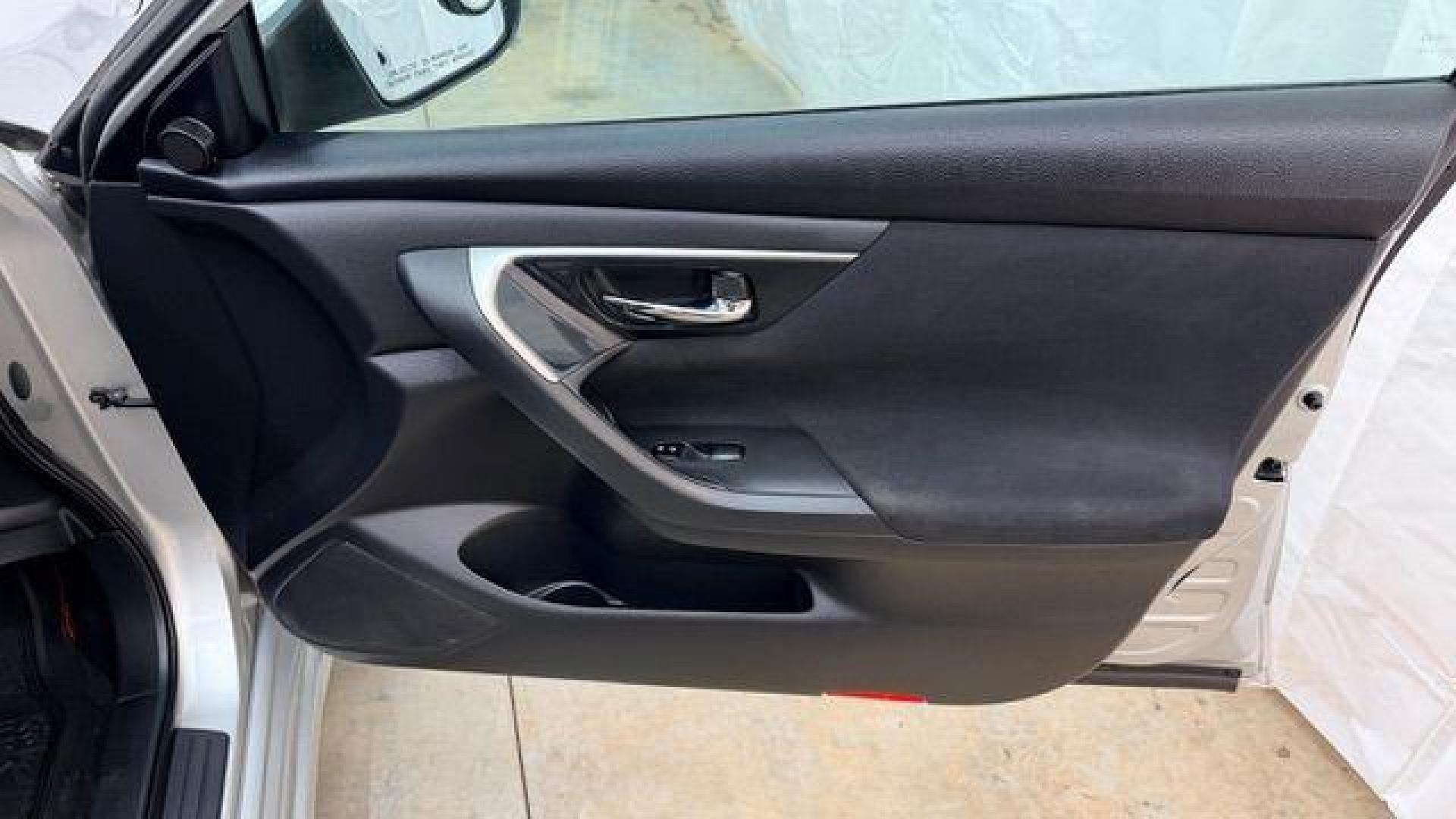 2014 Silver Nissan Altima 2.5 S (1N4AL3AP6EN) with an 2.5L L4 DOHC 16V engine, Continuously Variabl transmission, located at 1806 Veterans Memorial Hwy SW, Austell, GA, 30168, (770) 944-9558, 33.817959, -84.606987 - Photo#18