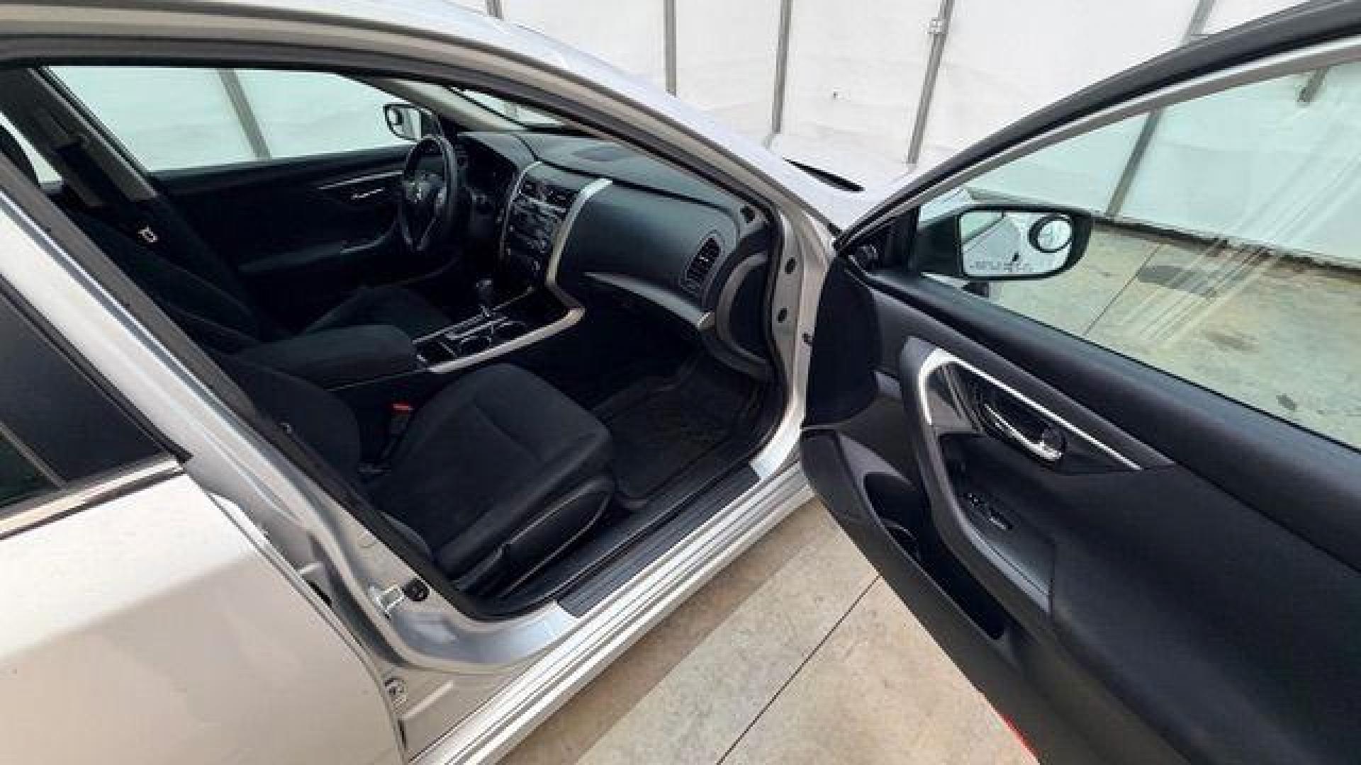 2014 Silver Nissan Altima 2.5 S (1N4AL3AP6EN) with an 2.5L L4 DOHC 16V engine, Continuously Variabl transmission, located at 1806 Veterans Memorial Hwy SW, Austell, GA, 30168, (770) 944-9558, 33.817959, -84.606987 - Photo#19