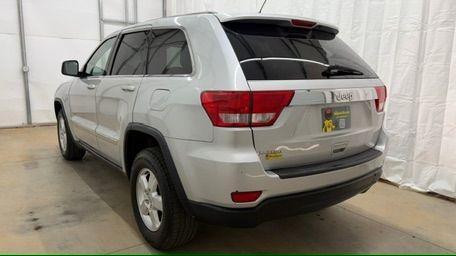 2012 Silver Jeep Grand Cherokee Laredo 2WD (1C4RJEAG6CC) with an 3.6L V6 DOHC 24V engine, 5-Speed Automatic transmission, located at 1806 Veterans Memorial Hwy SW, Austell, GA, 30168, (770) 944-9558, 33.817959, -84.606987 - Photo#3