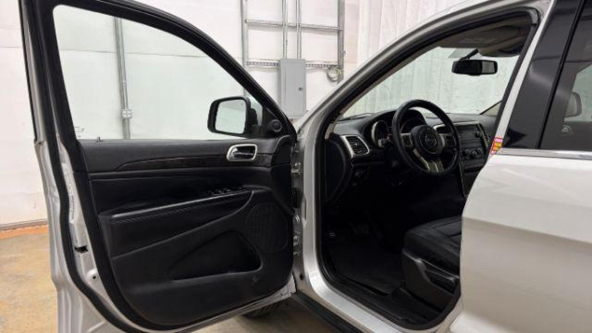 2012 Silver Jeep Grand Cherokee Laredo 2WD (1C4RJEAG6CC) with an 3.6L V6 DOHC 24V engine, 5-Speed Automatic transmission, located at 1806 Veterans Memorial Hwy SW, Austell, GA, 30168, (770) 944-9558, 33.817959, -84.606987 - Photo#9