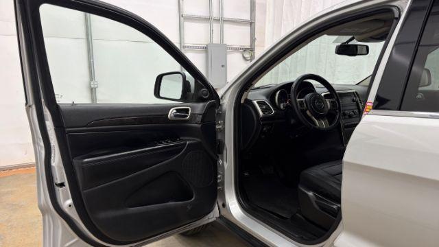 2012 Silver Jeep Grand Cherokee Laredo 2WD (1C4RJEAG6CC) with an 3.6L V6 DOHC 24V engine, 5-Speed Automatic transmission, located at 1806 Veterans Memorial Hwy SW, Austell, GA, 30168, (770) 944-9558, 33.817959, -84.606987 - Photo#9