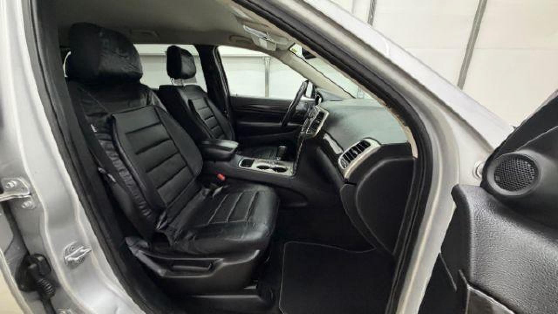 2012 Silver Jeep Grand Cherokee Laredo 2WD (1C4RJEAG6CC) with an 3.6L V6 DOHC 24V engine, 5-Speed Automatic transmission, located at 1806 Veterans Memorial Hwy SW, Austell, GA, 30168, (770) 944-9558, 33.817959, -84.606987 - Photo#17