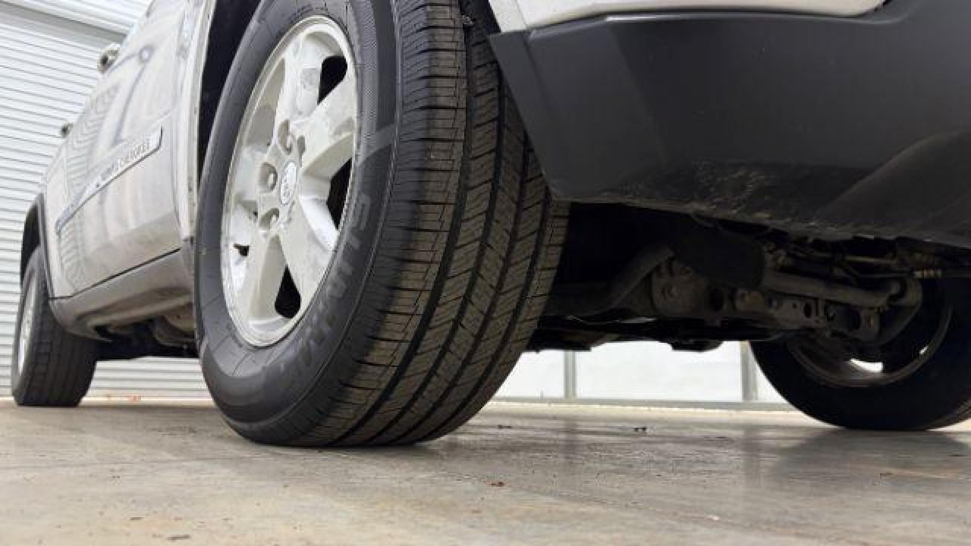 2012 Silver Jeep Grand Cherokee Laredo 2WD (1C4RJEAG6CC) with an 3.6L V6 DOHC 24V engine, 5-Speed Automatic transmission, located at 1806 Veterans Memorial Hwy SW, Austell, GA, 30168, (770) 944-9558, 33.817959, -84.606987 - Photo#18