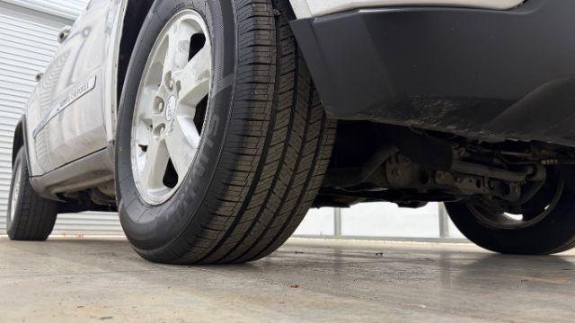 2012 Silver Jeep Grand Cherokee Laredo 2WD (1C4RJEAG6CC) with an 3.6L V6 DOHC 24V engine, 5-Speed Automatic transmission, located at 1806 Veterans Memorial Hwy SW, Austell, GA, 30168, (770) 944-9558, 33.817959, -84.606987 - Photo#18