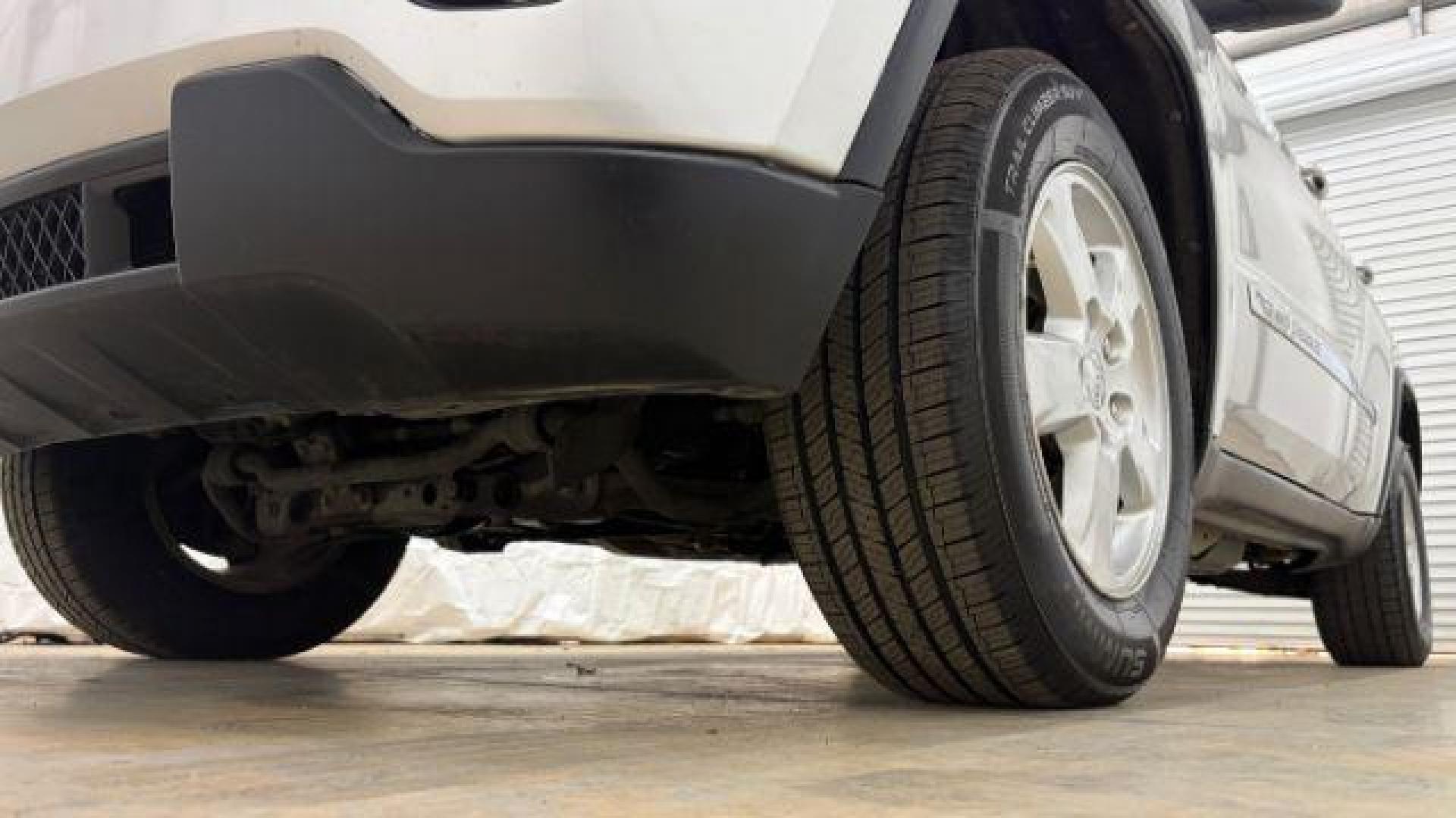 2012 Silver Jeep Grand Cherokee Laredo 2WD (1C4RJEAG6CC) with an 3.6L V6 DOHC 24V engine, 5-Speed Automatic transmission, located at 1806 Veterans Memorial Hwy SW, Austell, GA, 30168, (770) 944-9558, 33.817959, -84.606987 - Photo#19