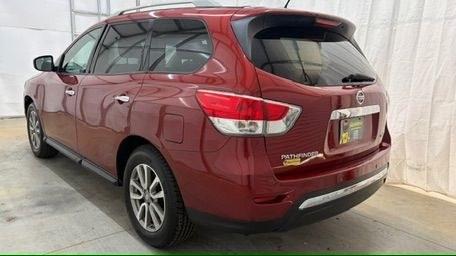 2014 Red Nissan Pathfinder SV 2WD (5N1AR2MN0EC) with an 3.5L V6 DOHC 24V engine, Continuously Variable Transmission transmission, located at 1806 Veterans Memorial Hwy SW, Austell, GA, 30168, (770) 944-9558, 33.817959, -84.606987 - This 2014 Nissan Pathfinder has passed a 100+ point inspection performed in our own service center. It's awesome looking with no issues, no odors, and a very clean interior. It features leather seats and a rear entertainment system (TV), and the tires are in great condition. Please note: this vehicl- Photo#3