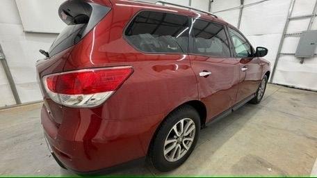 2014 Red Nissan Pathfinder SV 2WD (5N1AR2MN0EC) with an 3.5L V6 DOHC 24V engine, Continuously Variable Transmission transmission, located at 1806 Veterans Memorial Hwy SW, Austell, GA, 30168, (770) 944-9558, 33.817959, -84.606987 - This 2014 Nissan Pathfinder has passed a 100+ point inspection performed in our own service center. It's awesome looking with no issues, no odors, and a very clean interior. It features leather seats and a rear entertainment system (TV), and the tires are in great condition. Please note: this vehicl- Photo#6