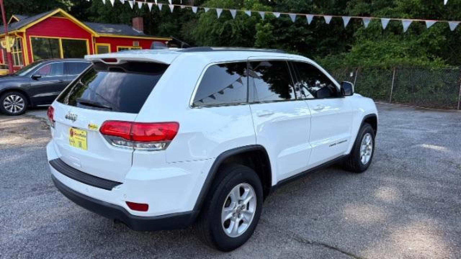 2016 White Jeep Grand Cherokee Laredo 4WD (1C4RJFAG7GC) with an 3.6L V6 DOHC 24V engine, 8-Speed Automatic transmission, located at 1806 Veterans Memorial Hwy SW, Austell, GA, 30168, (770) 944-9558, 33.817959, -84.606987 - Photo#3
