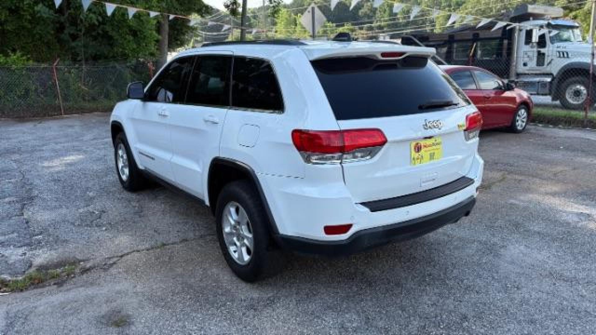 2016 White Jeep Grand Cherokee Laredo 4WD (1C4RJFAG7GC) with an 3.6L V6 DOHC 24V engine, 8-Speed Automatic transmission, located at 1806 Veterans Memorial Hwy SW, Austell, GA, 30168, (770) 944-9558, 33.817959, -84.606987 - Photo#5