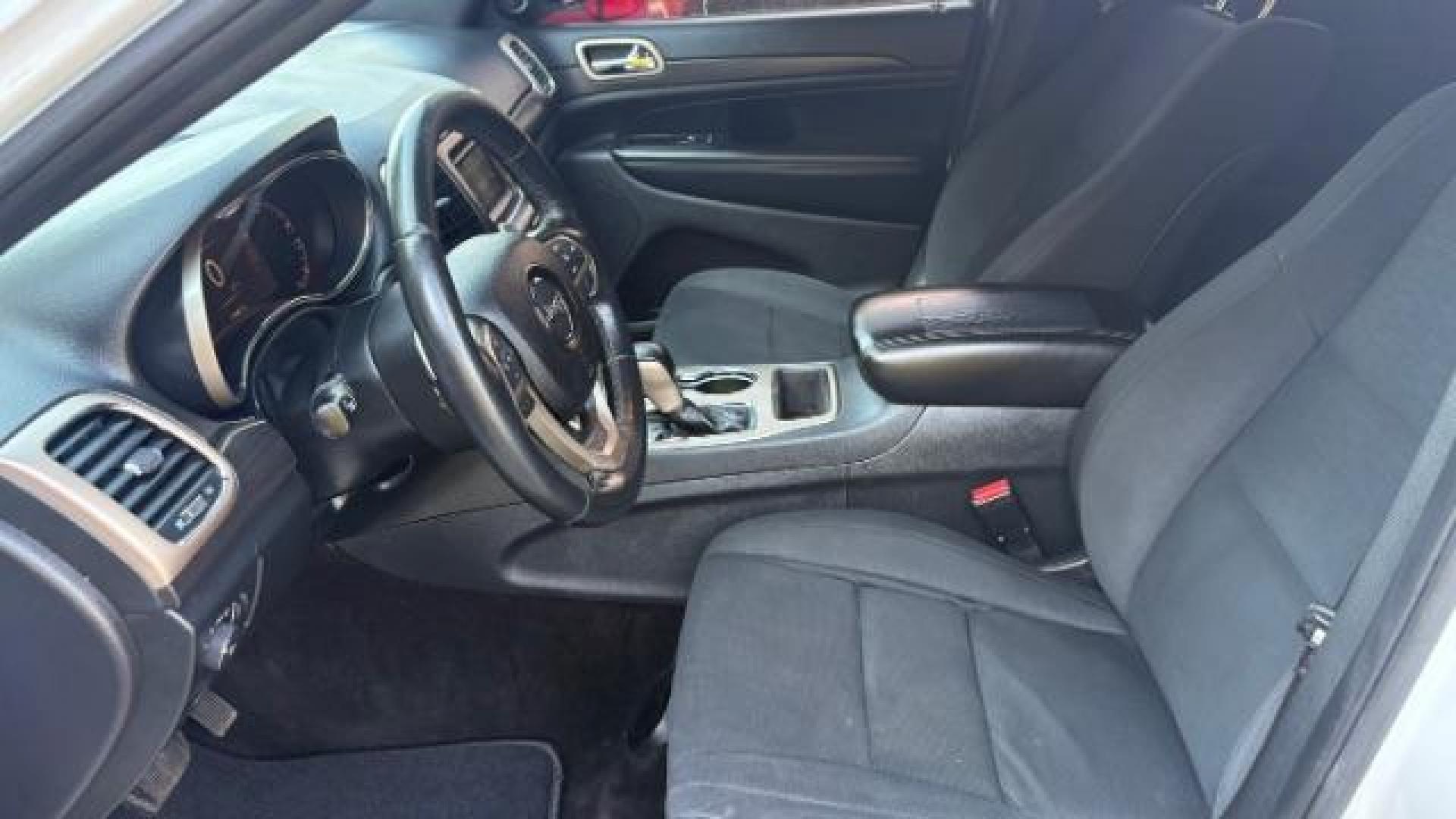 2016 White Jeep Grand Cherokee Laredo 4WD (1C4RJFAG7GC) with an 3.6L V6 DOHC 24V engine, 8-Speed Automatic transmission, located at 1806 Veterans Memorial Hwy SW, Austell, GA, 30168, (770) 944-9558, 33.817959, -84.606987 - Photo#6