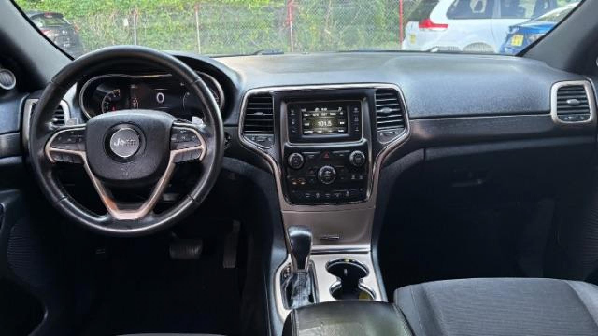 2016 White Jeep Grand Cherokee Laredo 4WD (1C4RJFAG7GC) with an 3.6L V6 DOHC 24V engine, 8-Speed Automatic transmission, located at 1806 Veterans Memorial Hwy SW, Austell, GA, 30168, (770) 944-9558, 33.817959, -84.606987 - Photo#8
