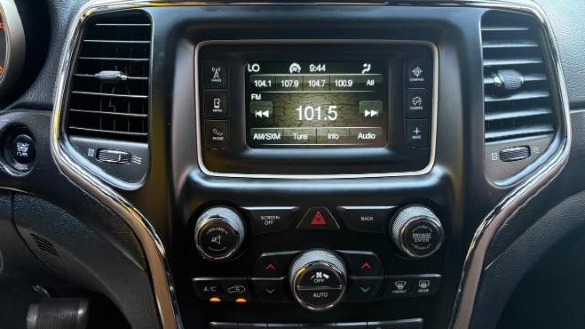2016 White Jeep Grand Cherokee Laredo 4WD (1C4RJFAG7GC) with an 3.6L V6 DOHC 24V engine, 8-Speed Automatic transmission, located at 1806 Veterans Memorial Hwy SW, Austell, GA, 30168, (770) 944-9558, 33.817959, -84.606987 - Photo#9