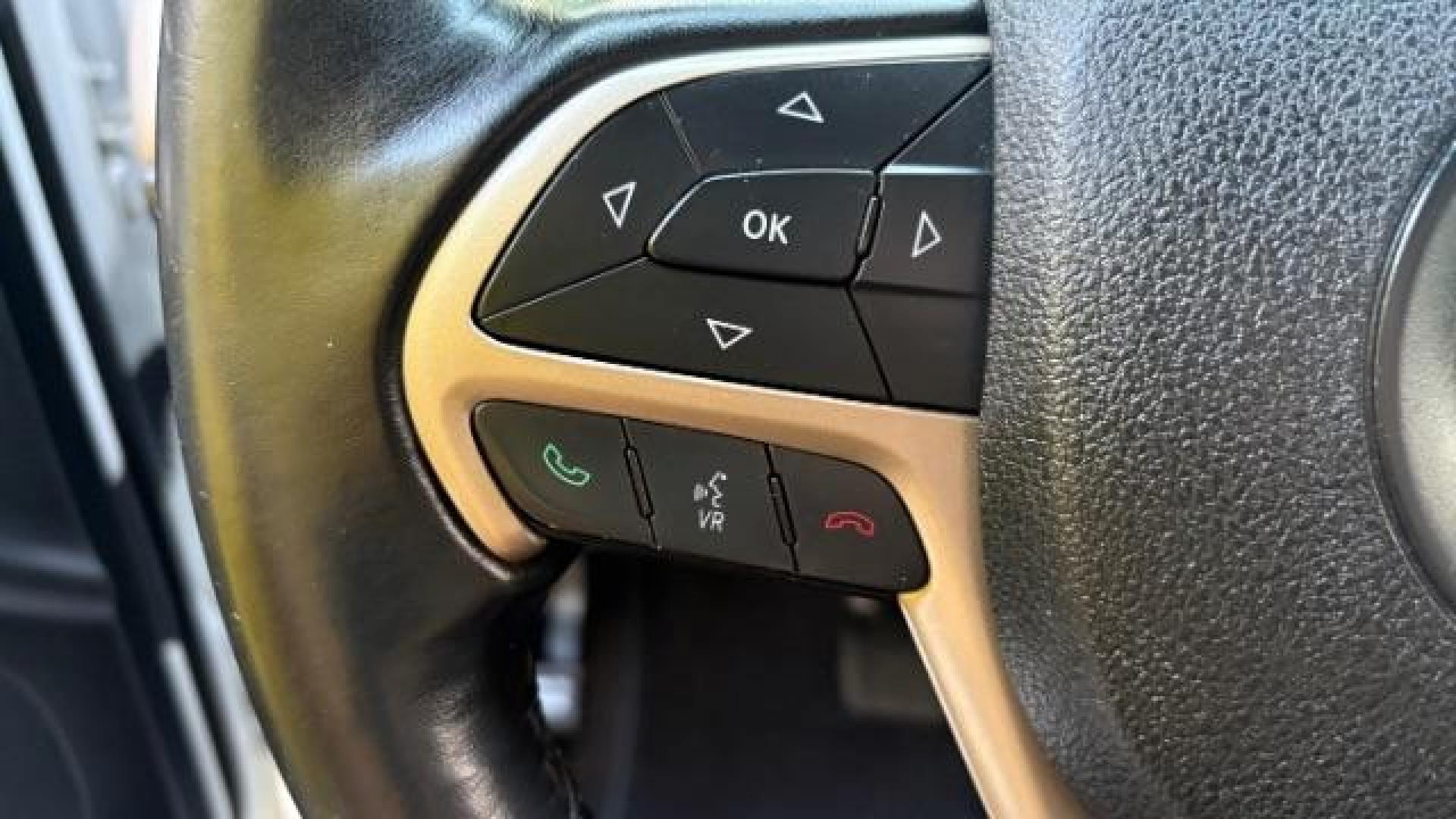2016 White Jeep Grand Cherokee Laredo 4WD (1C4RJFAG7GC) with an 3.6L V6 DOHC 24V engine, 8-Speed Automatic transmission, located at 1806 Veterans Memorial Hwy SW, Austell, GA, 30168, (770) 944-9558, 33.817959, -84.606987 - Photo#10