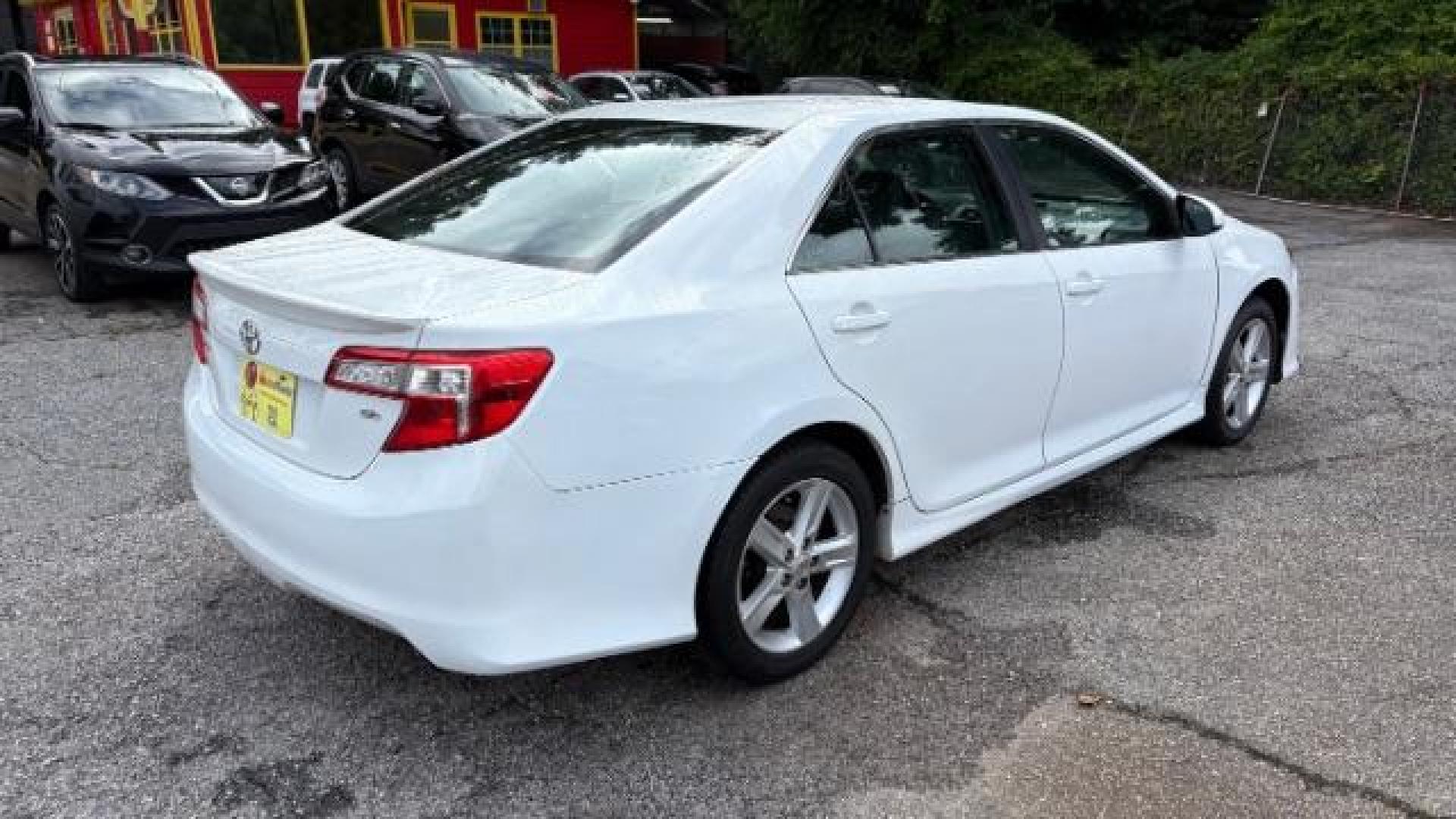 2012 White Toyota Camry SE (4T1BF1FK7CU) with an 2.5L L4 DOHC 16V engine, 6-Speed Automatic transmission, located at 1806 Veterans Memorial Hwy SW, Austell, GA, 30168, (770) 944-9558, 33.817959, -84.606987 - Photo#4