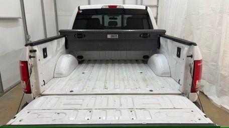 2017 White Ford F-150 XLT (1FTEW1EF1HK) with an 3.5L V-6 DOHC engine, located at 1806 Veterans Memorial Hwy SW, Austell, GA, 30168, (770) 944-9558, 33.817959, -84.606987 - Photo#5