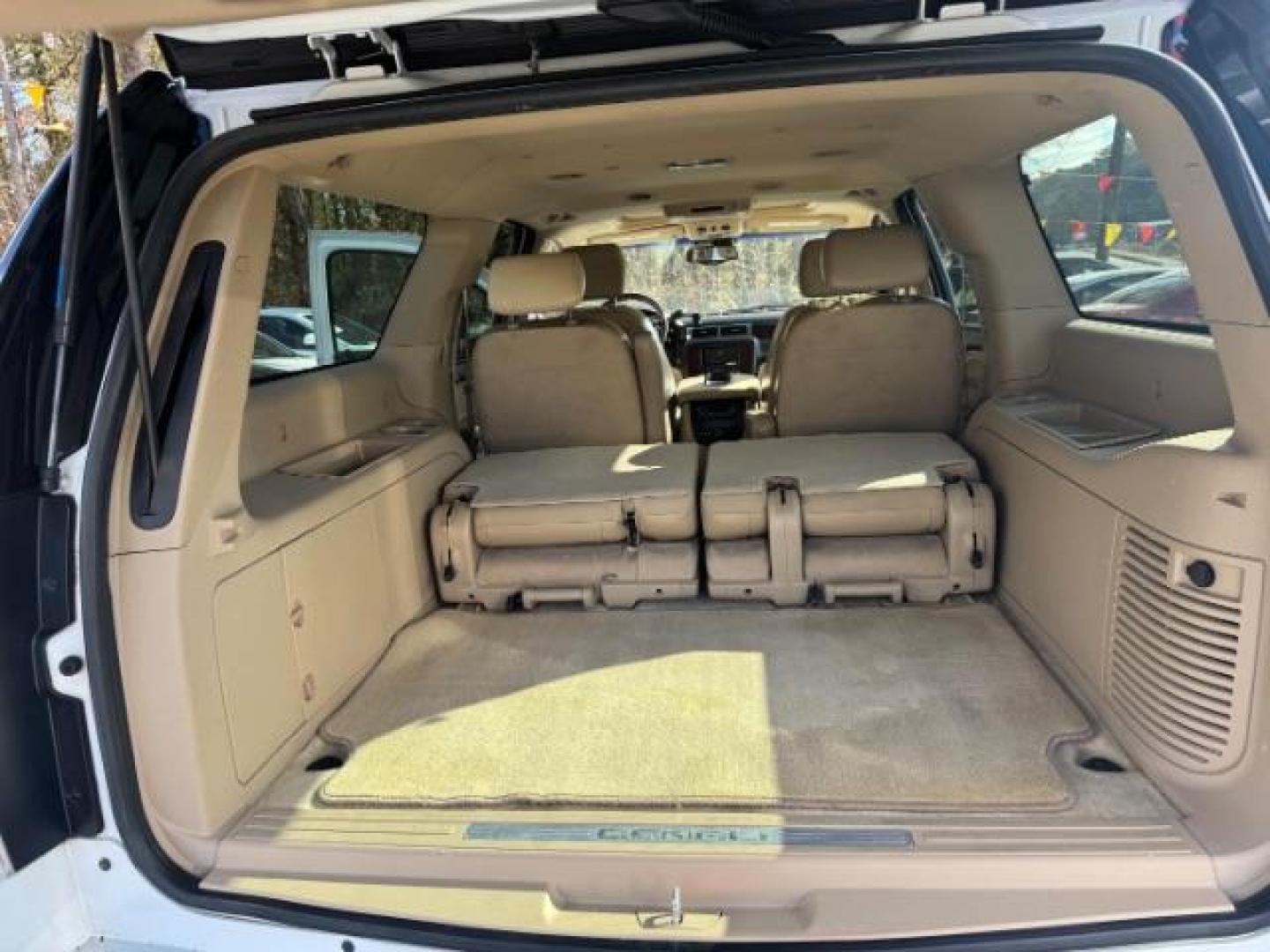 2007 White GMC Yukon Denali XL AWD (1GKFK66887J) with an 6.2L V8 OHV 16V engine, 4-Speed Automatic transmission, located at 1806 Veterans Memorial Hwy SW, Austell, GA, 30168, (770) 944-9558, 33.817959, -84.606987 - Photo#17