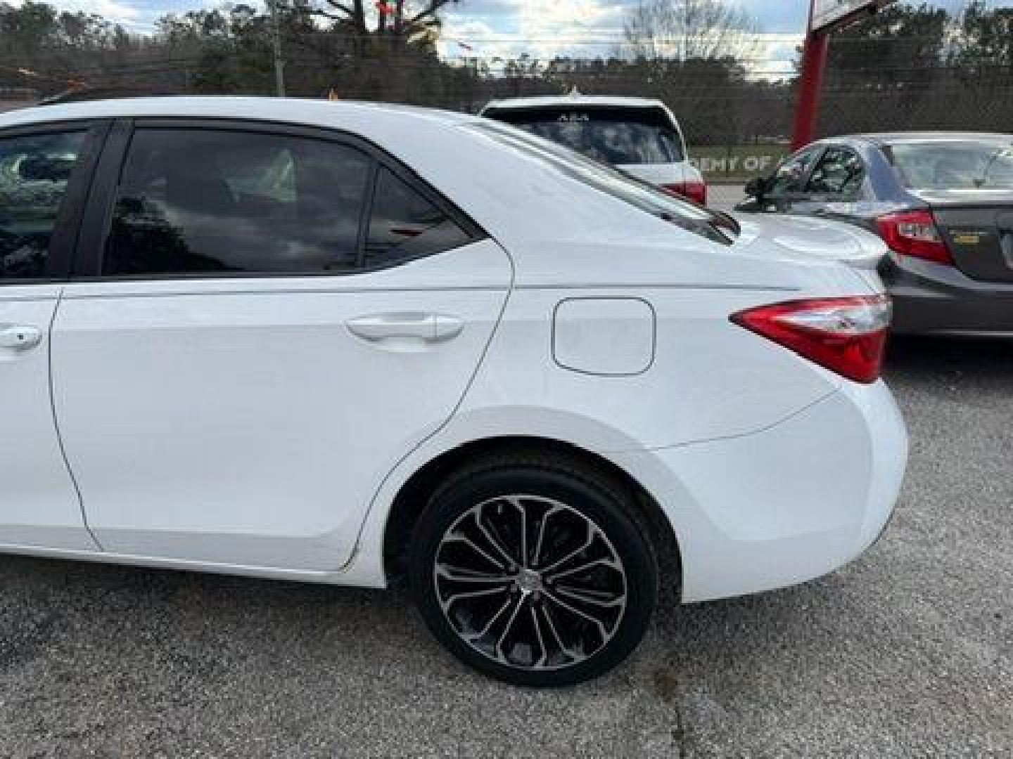 2014 White Toyota Corolla LE CVT (2T1BURHE1EC) with an 1.8L L4 DOHC 16V engine, Continuously Variable Transmission transmission, located at 1806 Veterans Memorial Hwy SW, Austell, GA, 30168, (770) 944-9558, 33.817959, -84.606987 - Photo#2