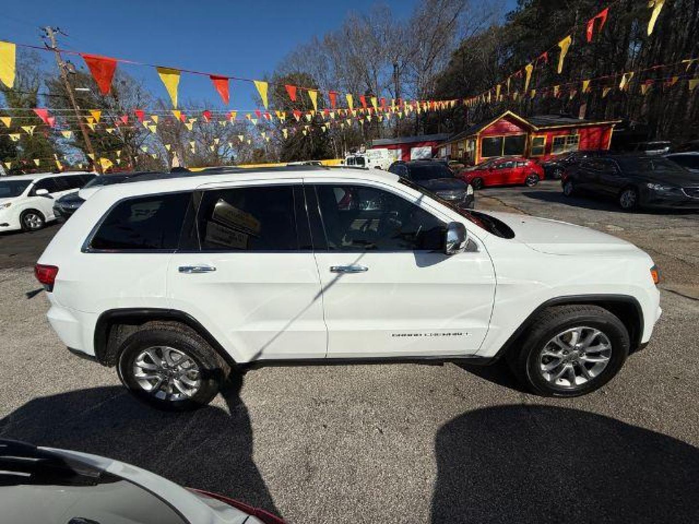 2016 White Jeep Grand Cherokee Limited 2WD (1C4RJEBG9GC) with an 3.6L V6 DOHC 24V engine, 8-Speed Automatic transmission, located at 1806 Veterans Memorial Hwy SW, Austell, GA, 30168, (770) 944-9558, 33.817959, -84.606987 - Photo#9