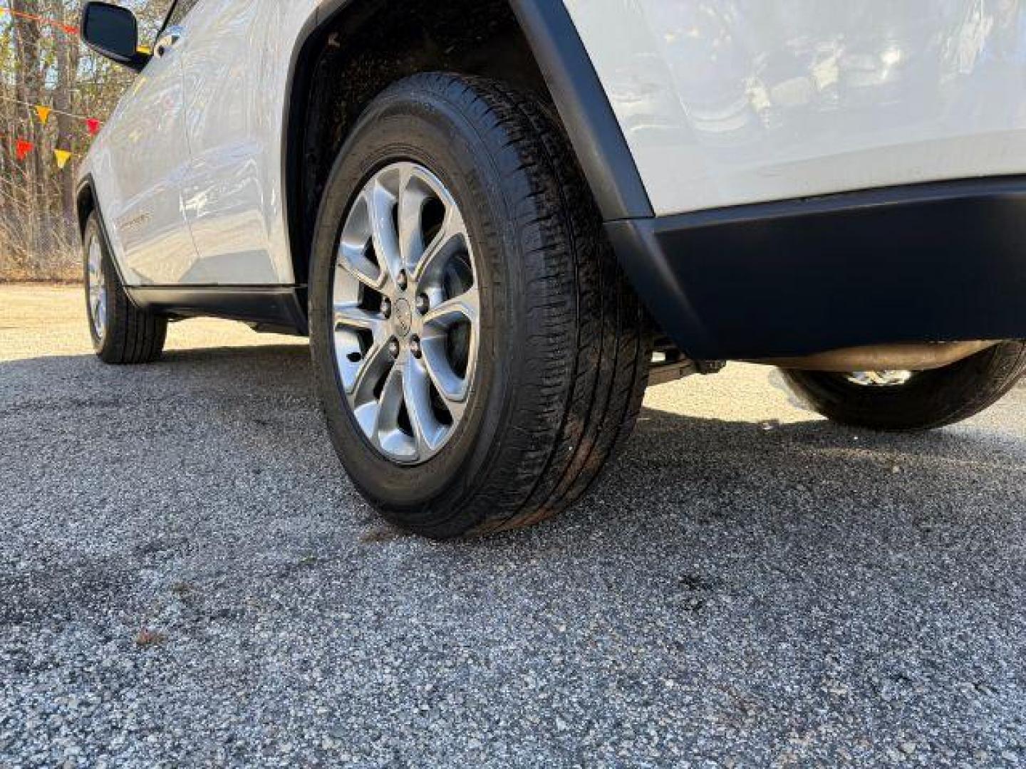 2016 White Jeep Grand Cherokee Limited 2WD (1C4RJEBG9GC) with an 3.6L V6 DOHC 24V engine, 8-Speed Automatic transmission, located at 1806 Veterans Memorial Hwy SW, Austell, GA, 30168, (770) 944-9558, 33.817959, -84.606987 - Photo#15