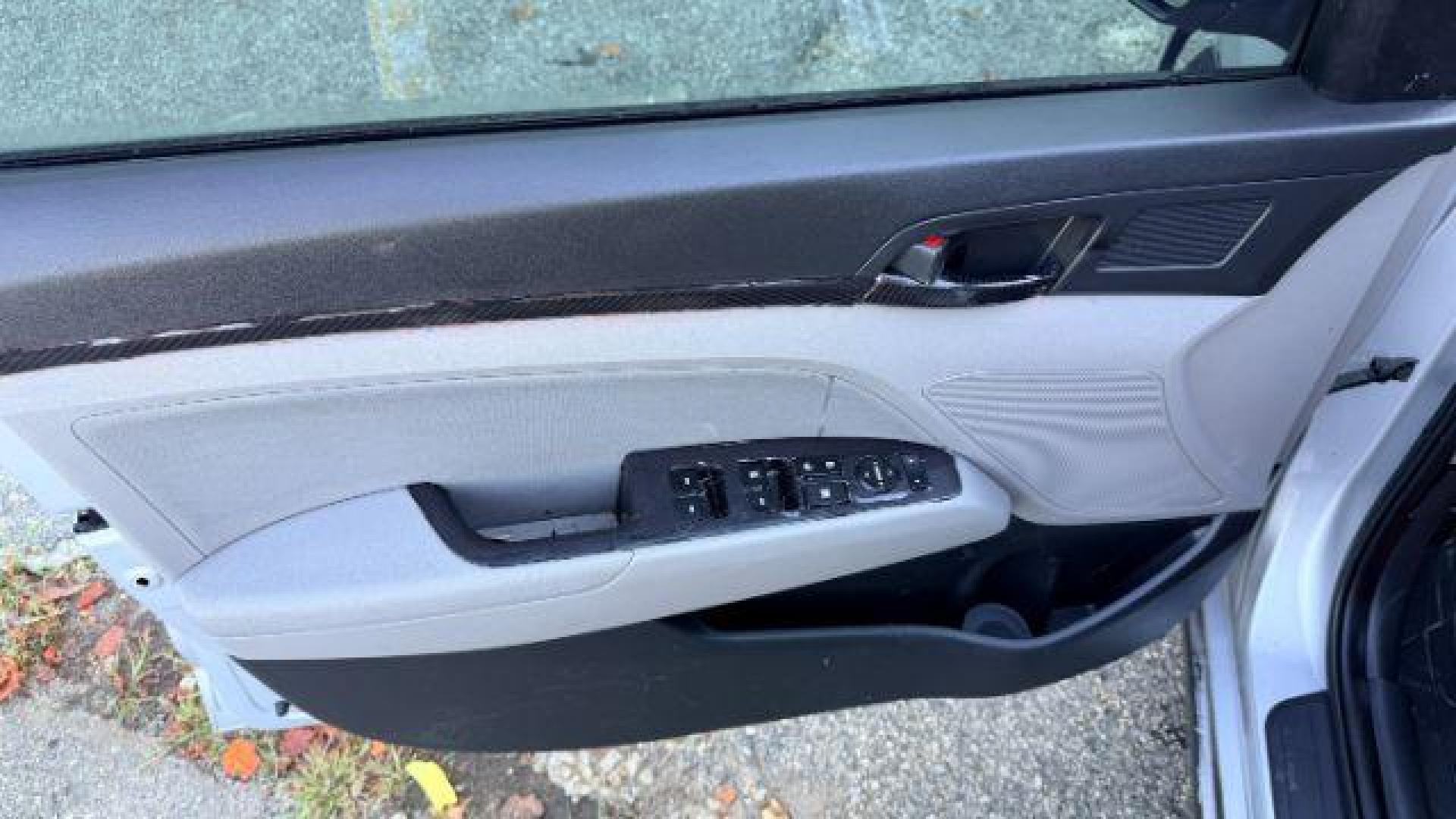 2018 Silver Hyundai Elantra SE (KMHD84LF9JU) with an 2.0L I-4 MPI DOHC engine, Automatic transmission, located at 1806 Veterans Memorial Hwy SW, Austell, GA, 30168, (770) 944-9558, 33.817959, -84.606987 - Photo#9