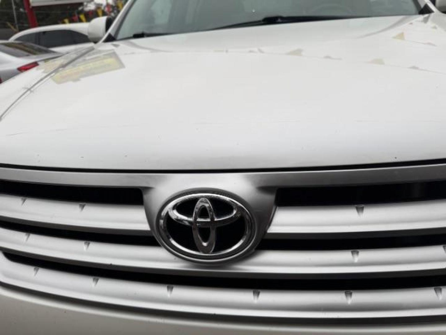2012 White Toyota Highlander Base 2WD V6 (5TDZK3EH8CS) with an 3.5L V6 DOHC 24V engine, 5-Speed Automatic transmission, located at 1806 Veterans Memorial Hwy SW, Austell, GA, 30168, (770) 944-9558, 33.817959, -84.606987 - Photo#16