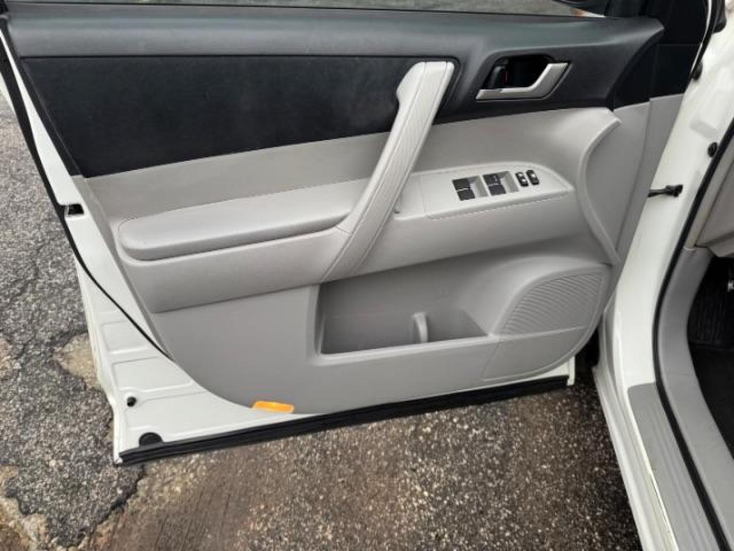 2012 White Toyota Highlander Base 2WD V6 (5TDZK3EH8CS) with an 3.5L V6 DOHC 24V engine, 5-Speed Automatic transmission, located at 1806 Veterans Memorial Hwy SW, Austell, GA, 30168, (770) 944-9558, 33.817959, -84.606987 - Photo#6
