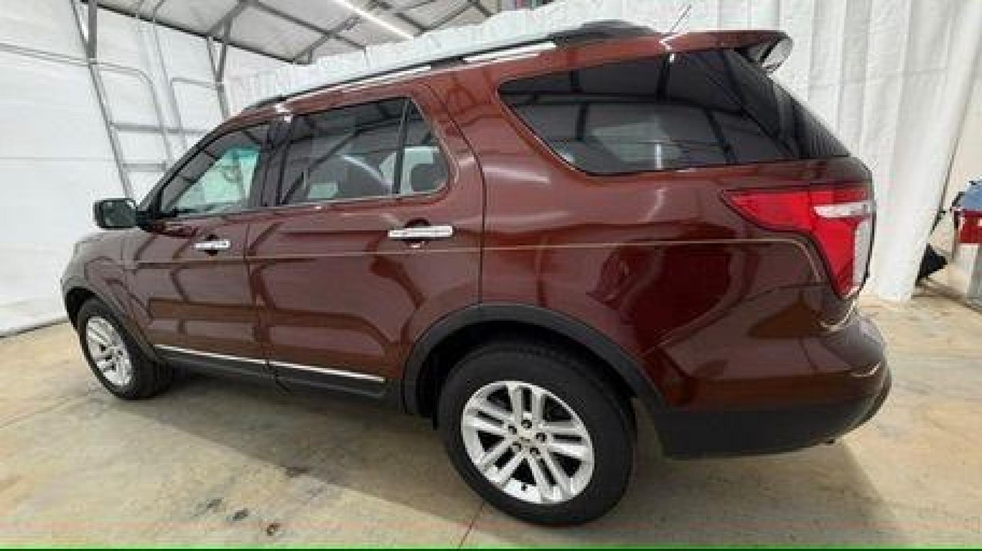 2015 Maroon Ford Explorer XLT 4WD (1FM5K8D80FG) with an 3.5L V6 DOHC 24V engine, 6-Speed Automatic transmission, located at 1806 Veterans Memorial Hwy SW, Austell, GA, 30168, (770) 944-9558, 33.817959, -84.606987 - Photo#2