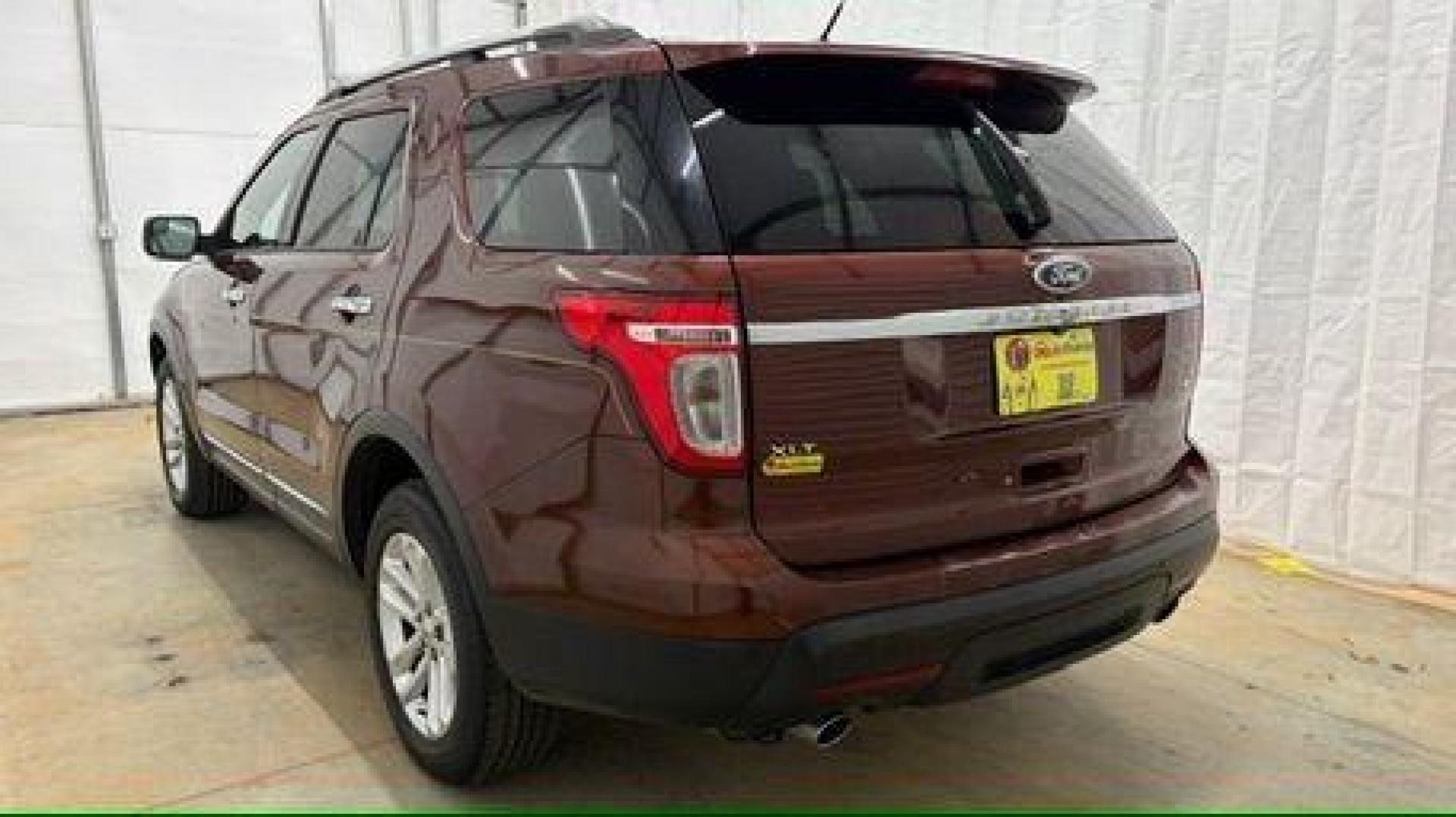 2015 Maroon Ford Explorer XLT 4WD (1FM5K8D80FG) with an 3.5L V6 DOHC 24V engine, 6-Speed Automatic transmission, located at 1806 Veterans Memorial Hwy SW, Austell, GA, 30168, (770) 944-9558, 33.817959, -84.606987 - Photo#4