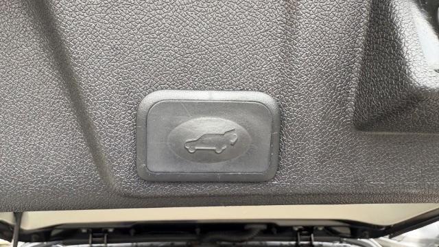 2017 Black Chevrolet Traverse 2LT (1GNKVHKD5HJ) with an 3.6L V-6 gasoline di engine, located at 1806 Veterans Memorial Hwy SW, Austell, GA, 30168, (770) 944-9558, 33.817959, -84.606987 - Photo#8