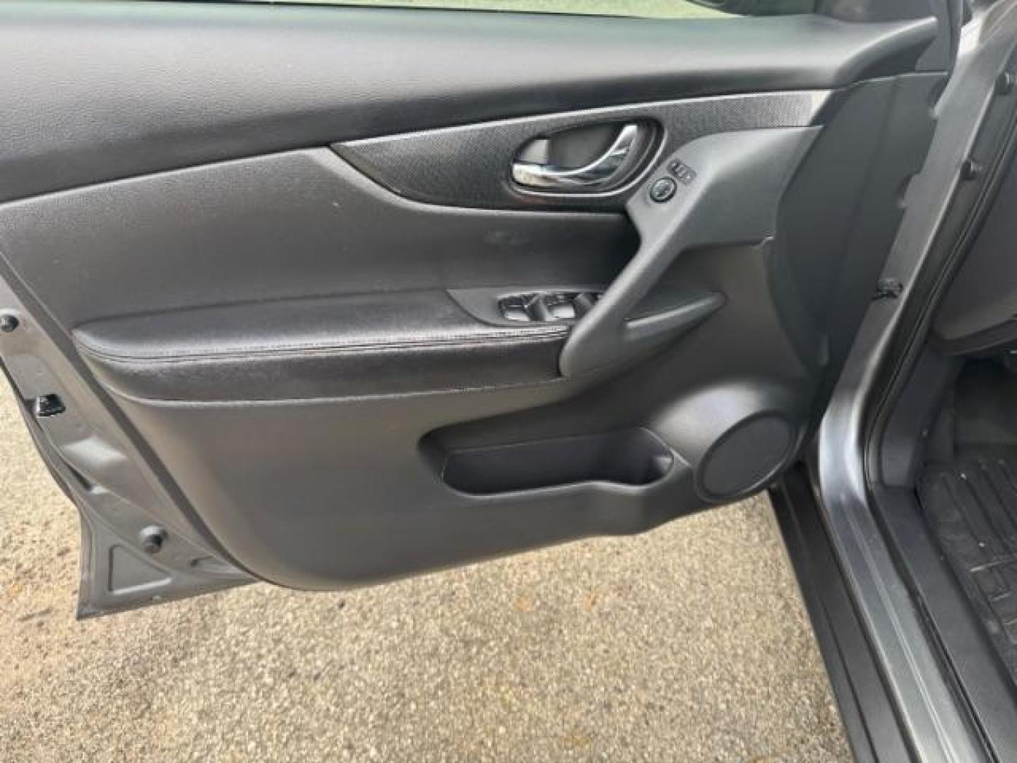 2016 GRAY Nissan Rogue SL (5N1AT2MT5GC) with an 2.5L I-4 DOHC engine, located at 1806 Veterans Memorial Hwy SW, Austell, GA, 30168, (770) 944-9558, 33.817959, -84.606987 - Photo#7