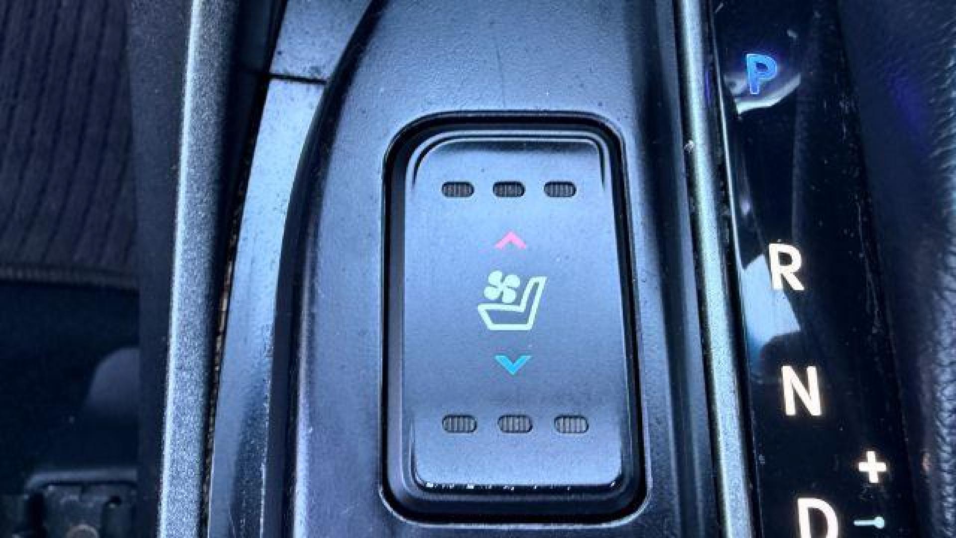 2014 Gray Hyundai Santa Fe Sport 2.4L (5XYZU3LB9EG) with an Theta II 2.4L I-4 ga engine, located at 1806 Veterans Memorial Hwy SW, Austell, GA, 30168, (770) 944-9558, 33.817959, -84.606987 - Photo#15
