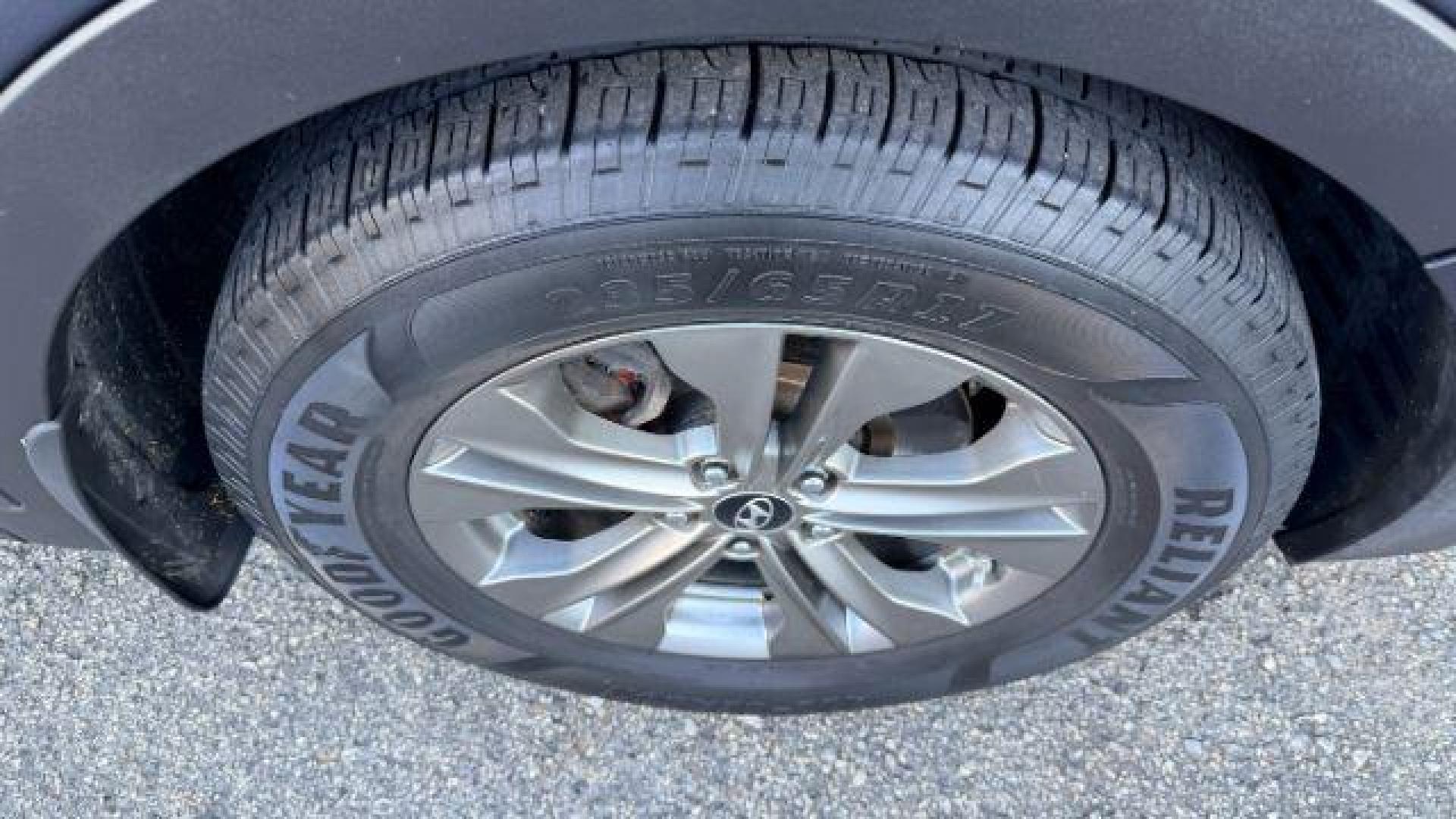 2014 Gray Hyundai Santa Fe Sport 2.4L (5XYZU3LB9EG) with an Theta II 2.4L I-4 ga engine, located at 1806 Veterans Memorial Hwy SW, Austell, GA, 30168, (770) 944-9558, 33.817959, -84.606987 - Photo#17