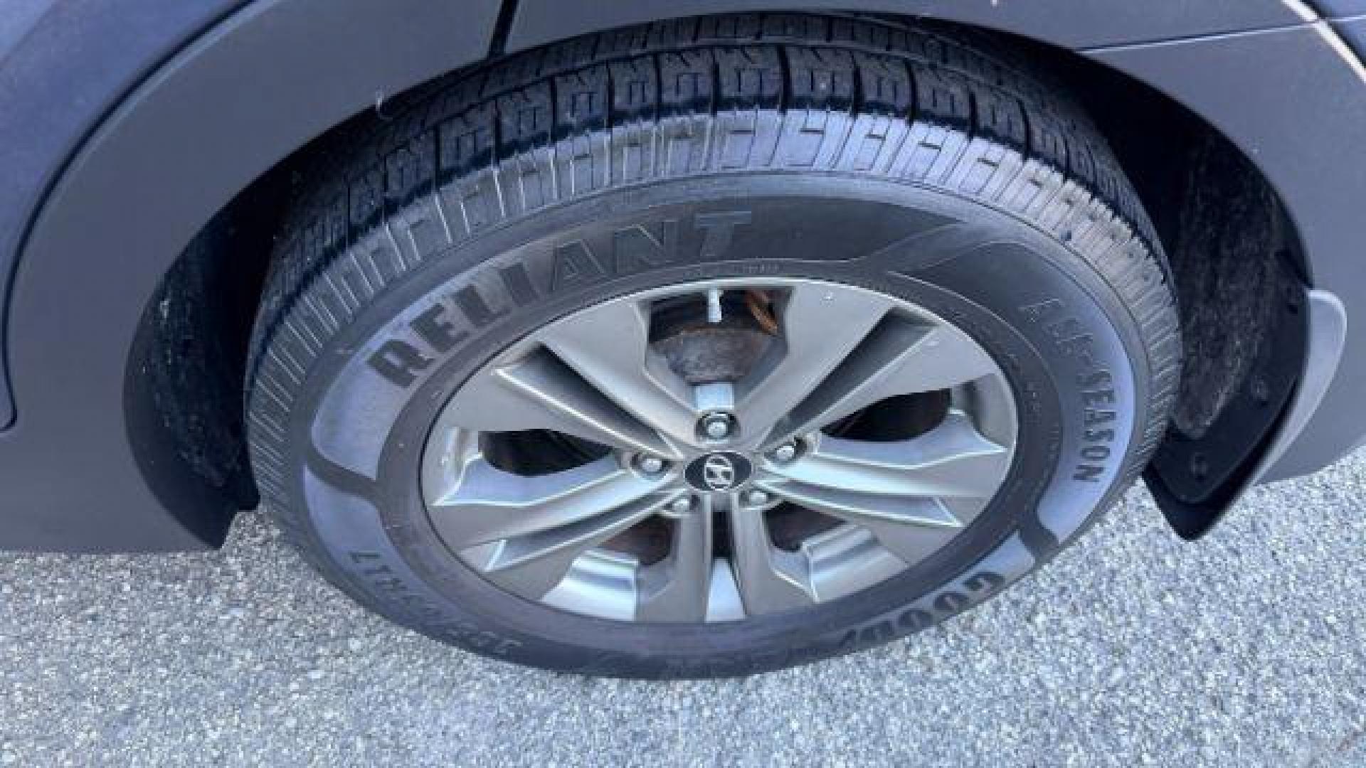 2014 Gray Hyundai Santa Fe Sport 2.4L (5XYZU3LB9EG) with an Theta II 2.4L I-4 ga engine, located at 1806 Veterans Memorial Hwy SW, Austell, GA, 30168, (770) 944-9558, 33.817959, -84.606987 - Photo#19