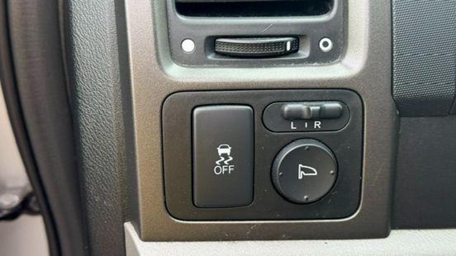 2011 Silver Honda CR-V EX-L (JHLRE3H75BC) with an 2.4L I-4 DOHC engine, located at 1806 Veterans Memorial Hwy SW, Austell, GA, 30168, (770) 944-9558, 33.817959, -84.606987 - Photo#14